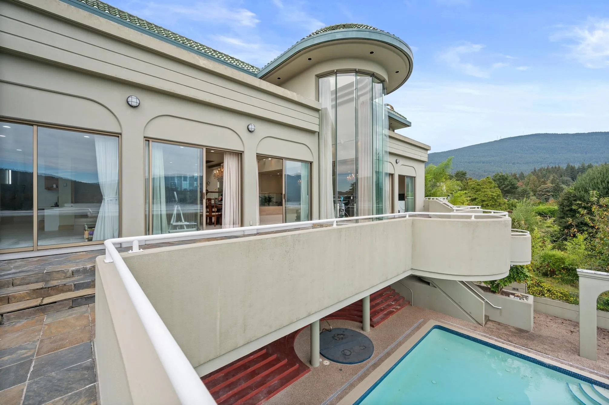 828 Beachview Drive