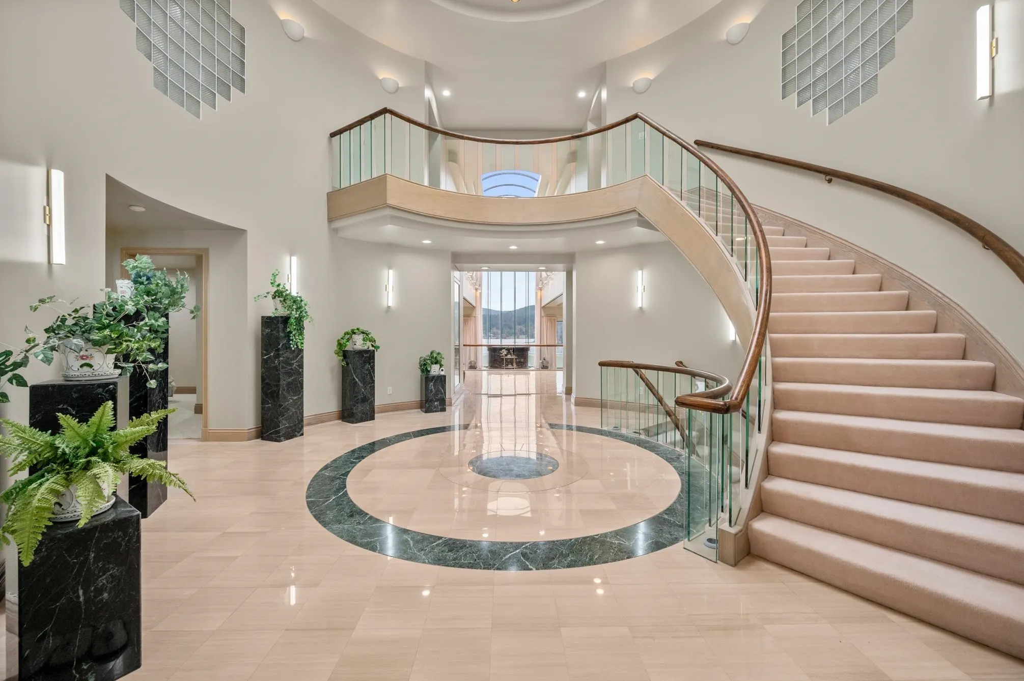 828 Beachview Drive