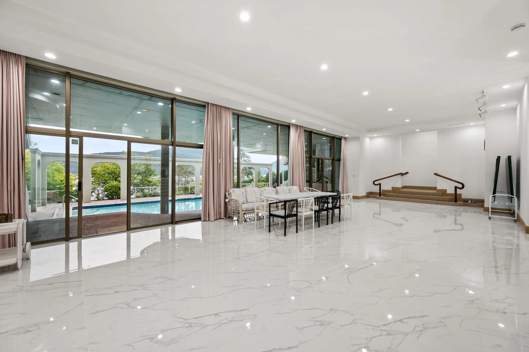 828 Beachview Drive