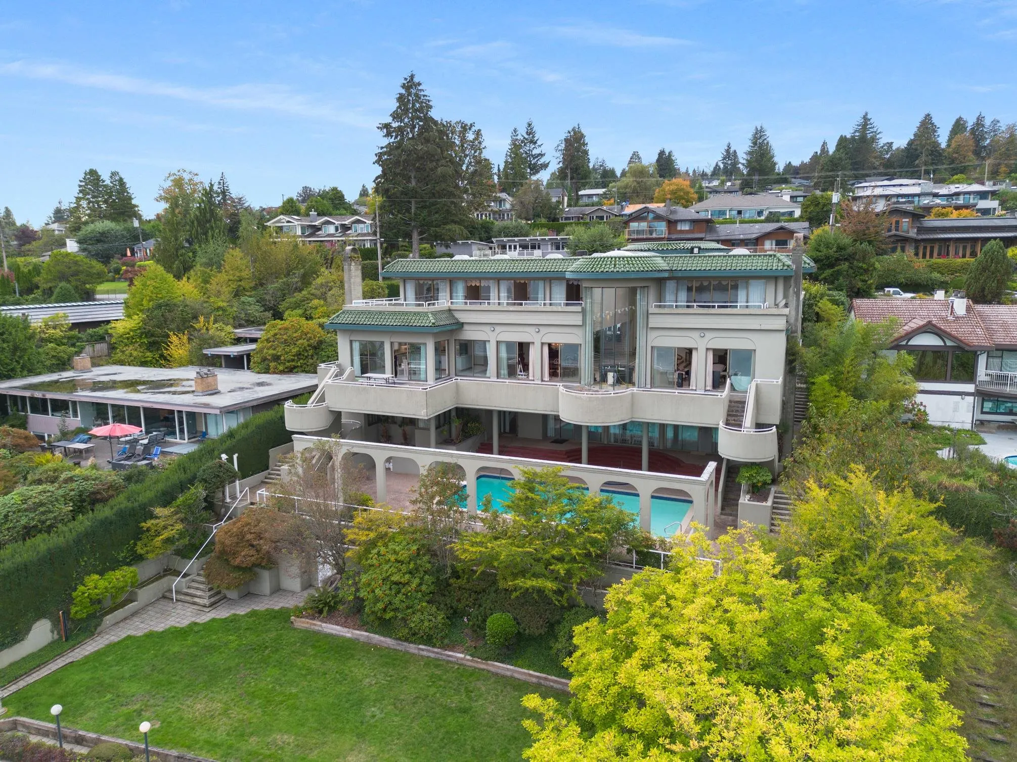 828 Beachview Drive