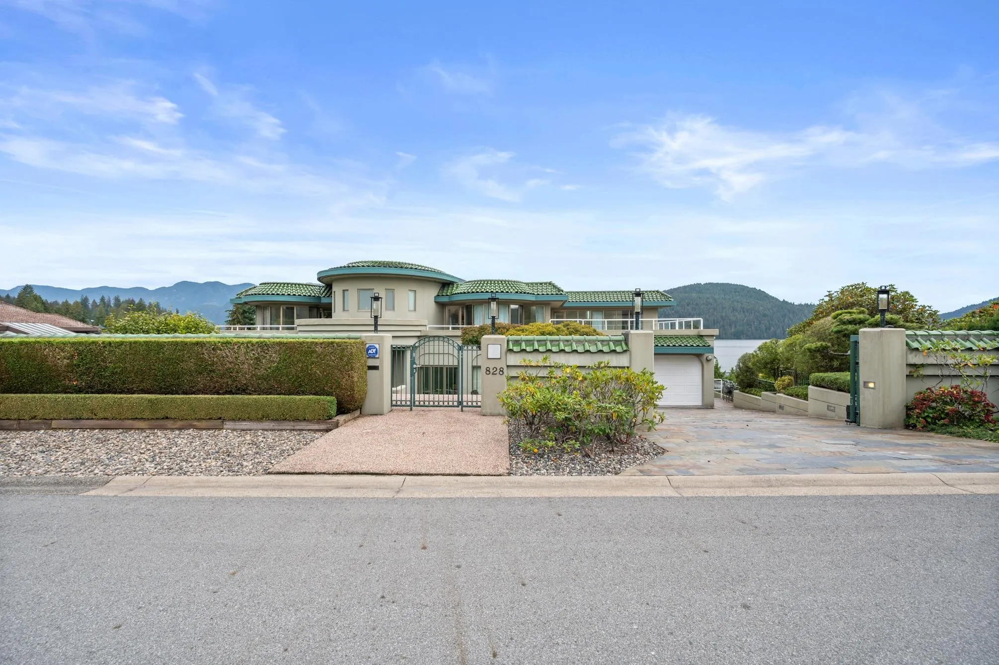 828 Beachview Drive