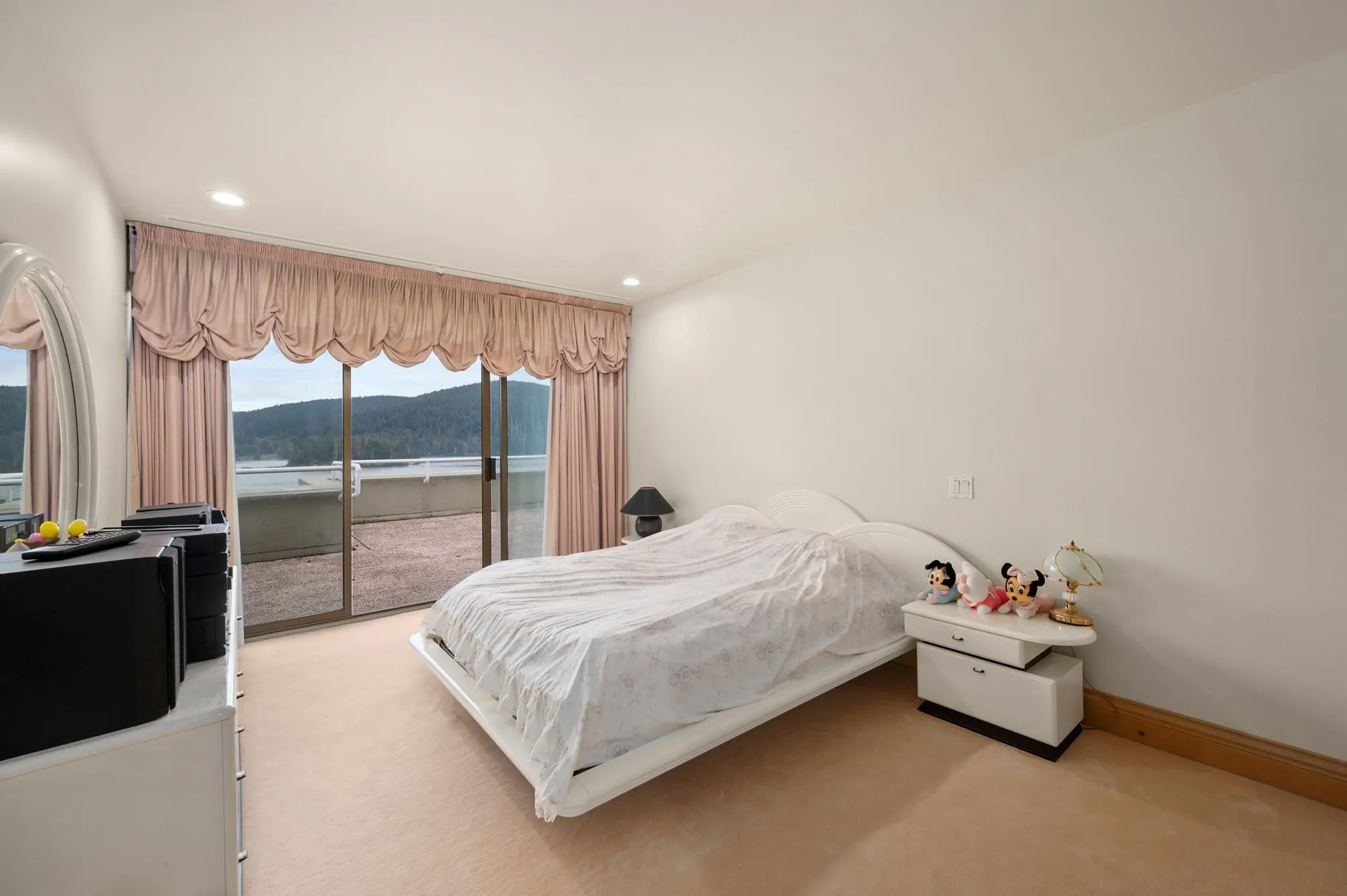 828 Beachview Drive
