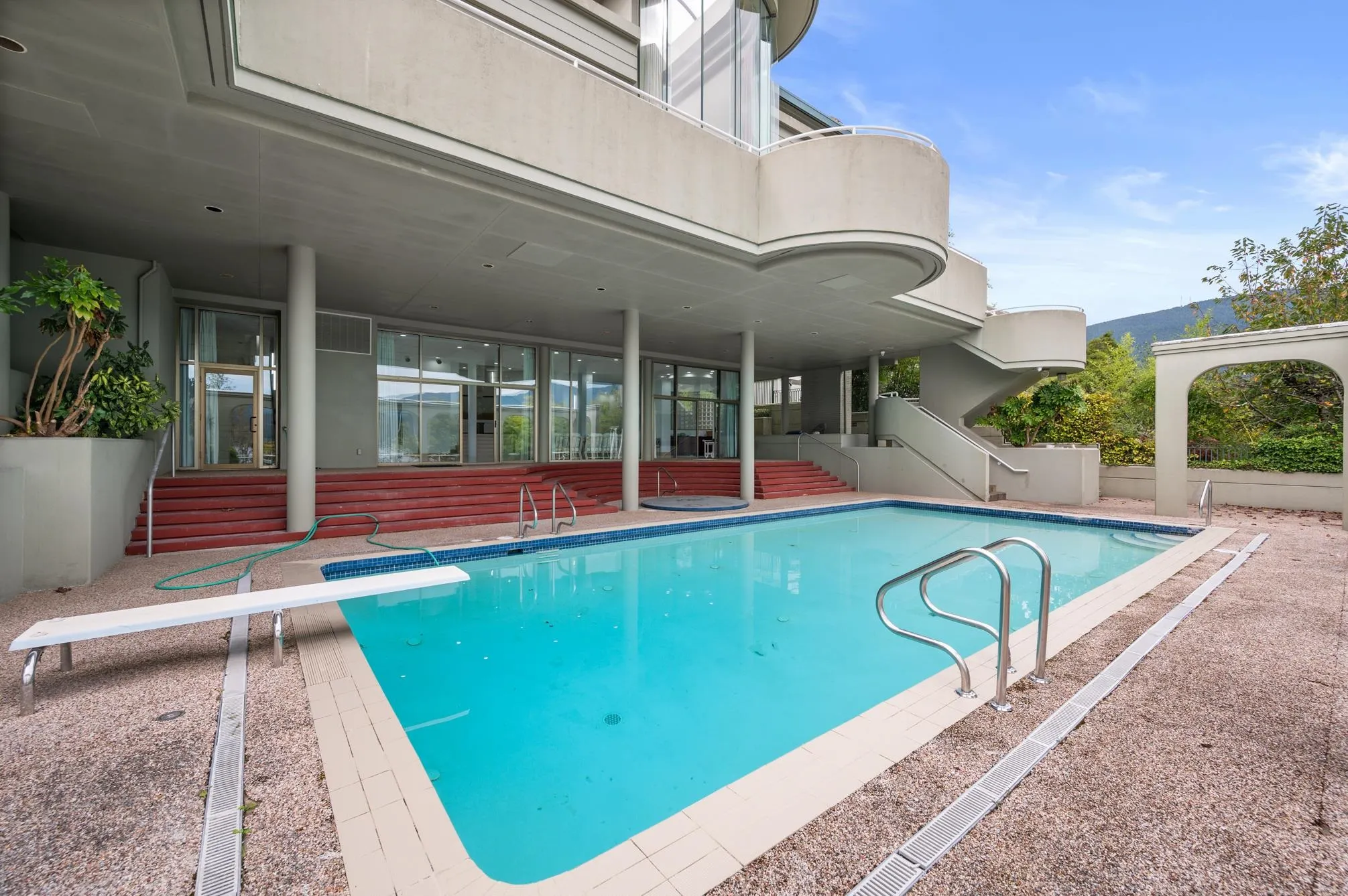 828 Beachview Drive