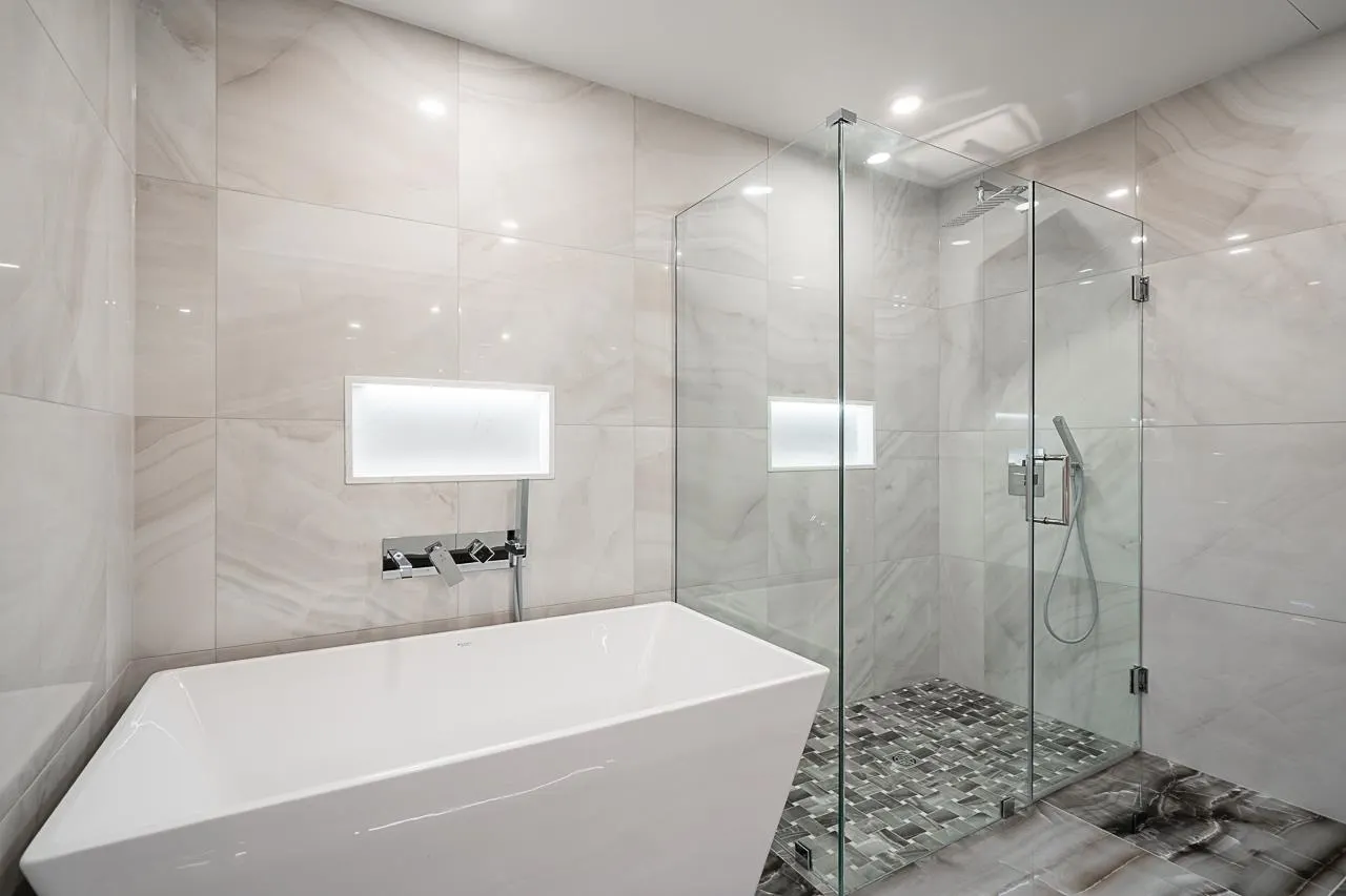 212 1342 Johnston Road