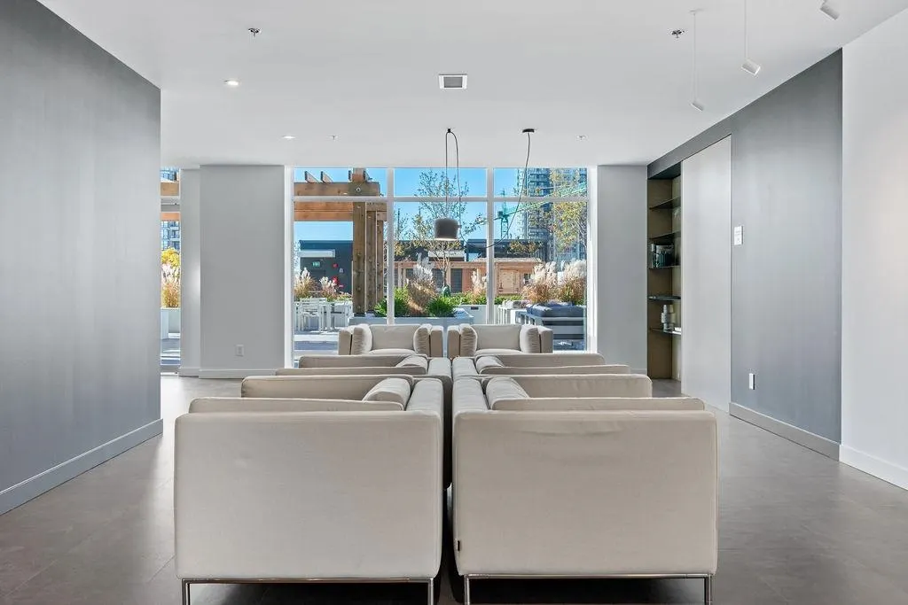 3703 2181 Madison Avenue