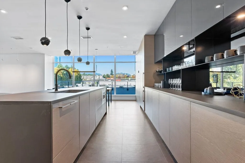 3703 2181 Madison Avenue