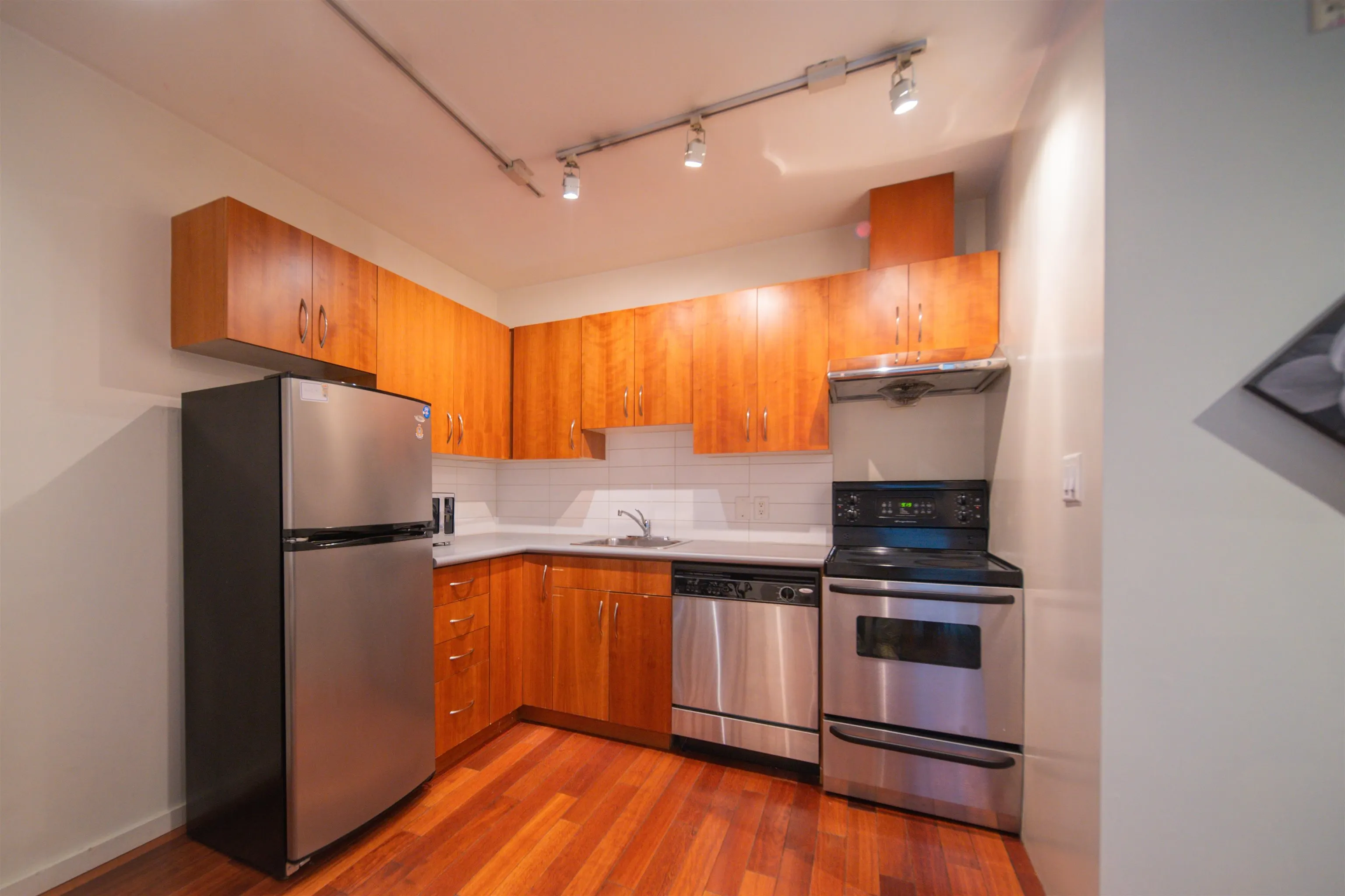 204 -PROMO 440 Richards Street