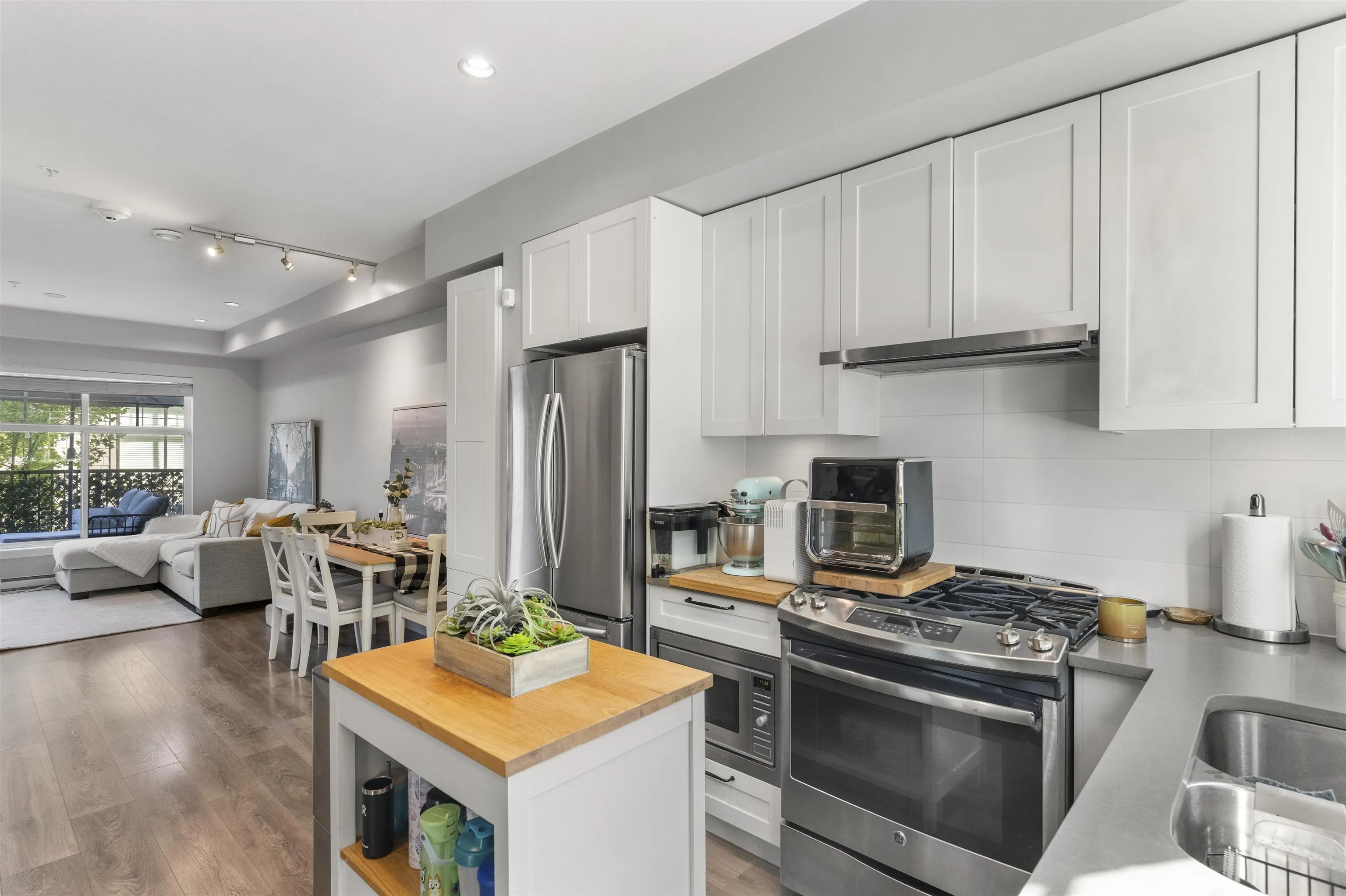 5 5128 Canada Way