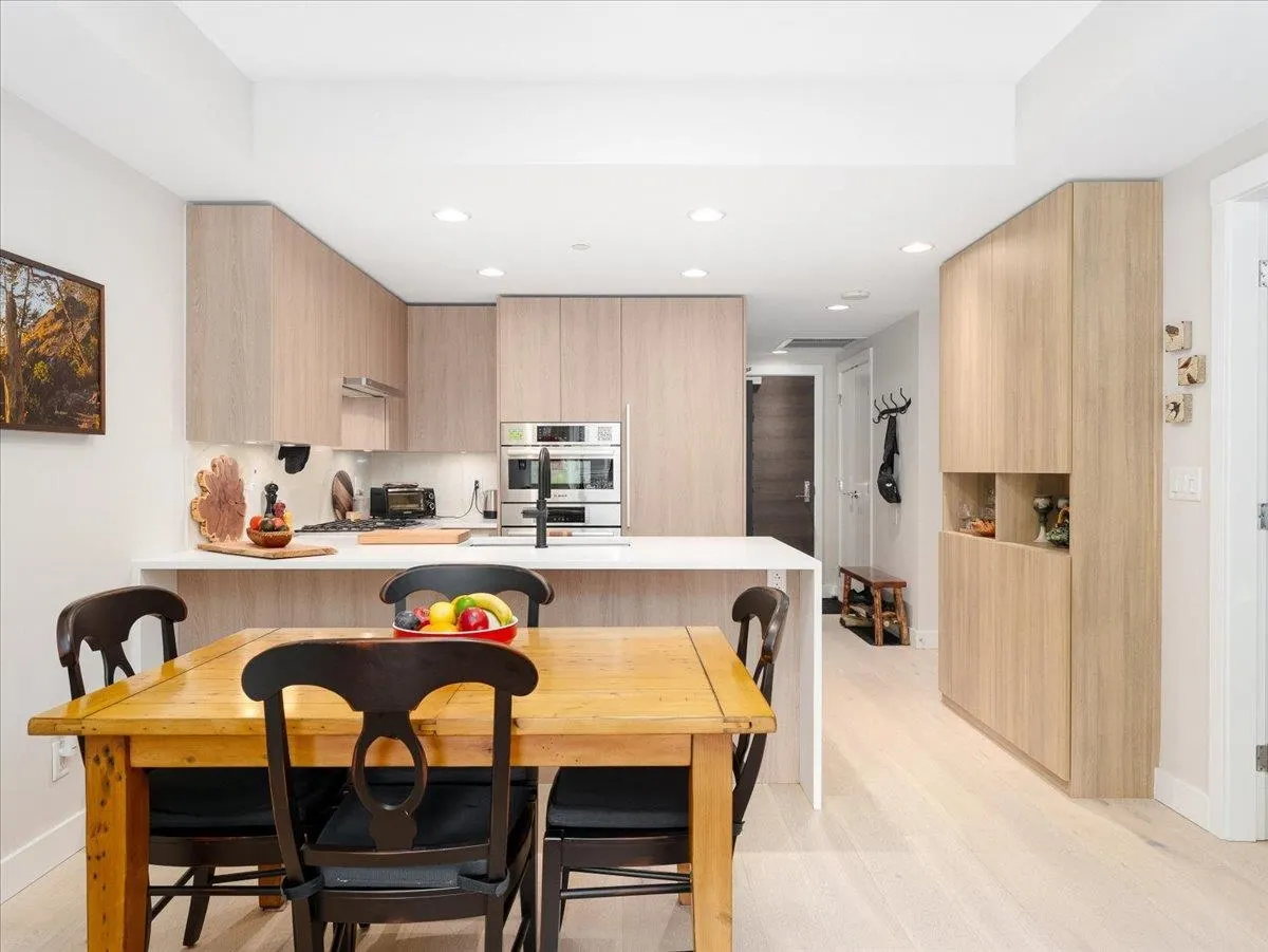 101 2738 Library Lane