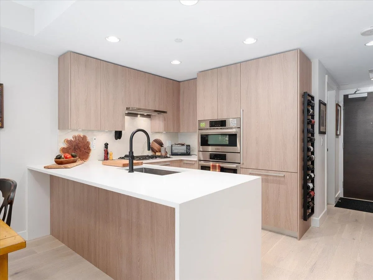 101 2738 Library Lane
