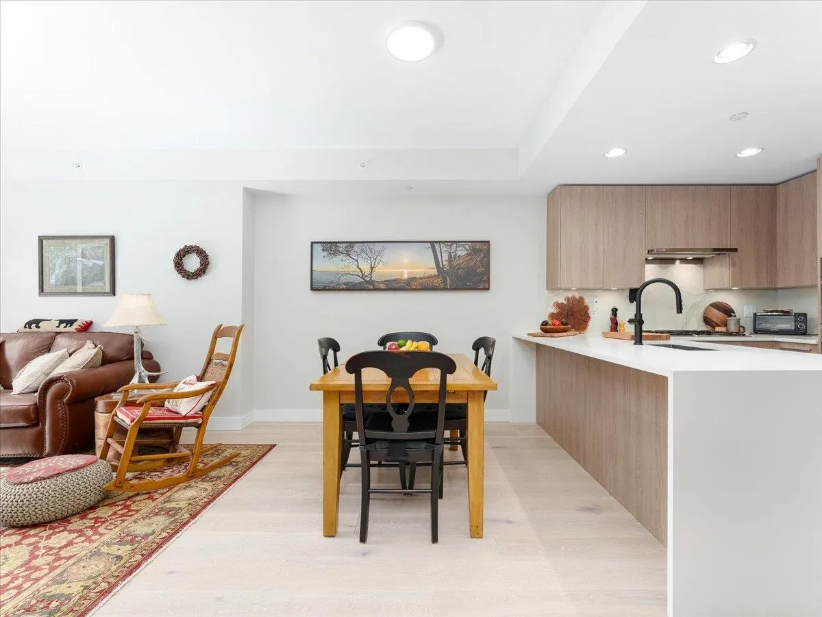101 2738 Library Lane
