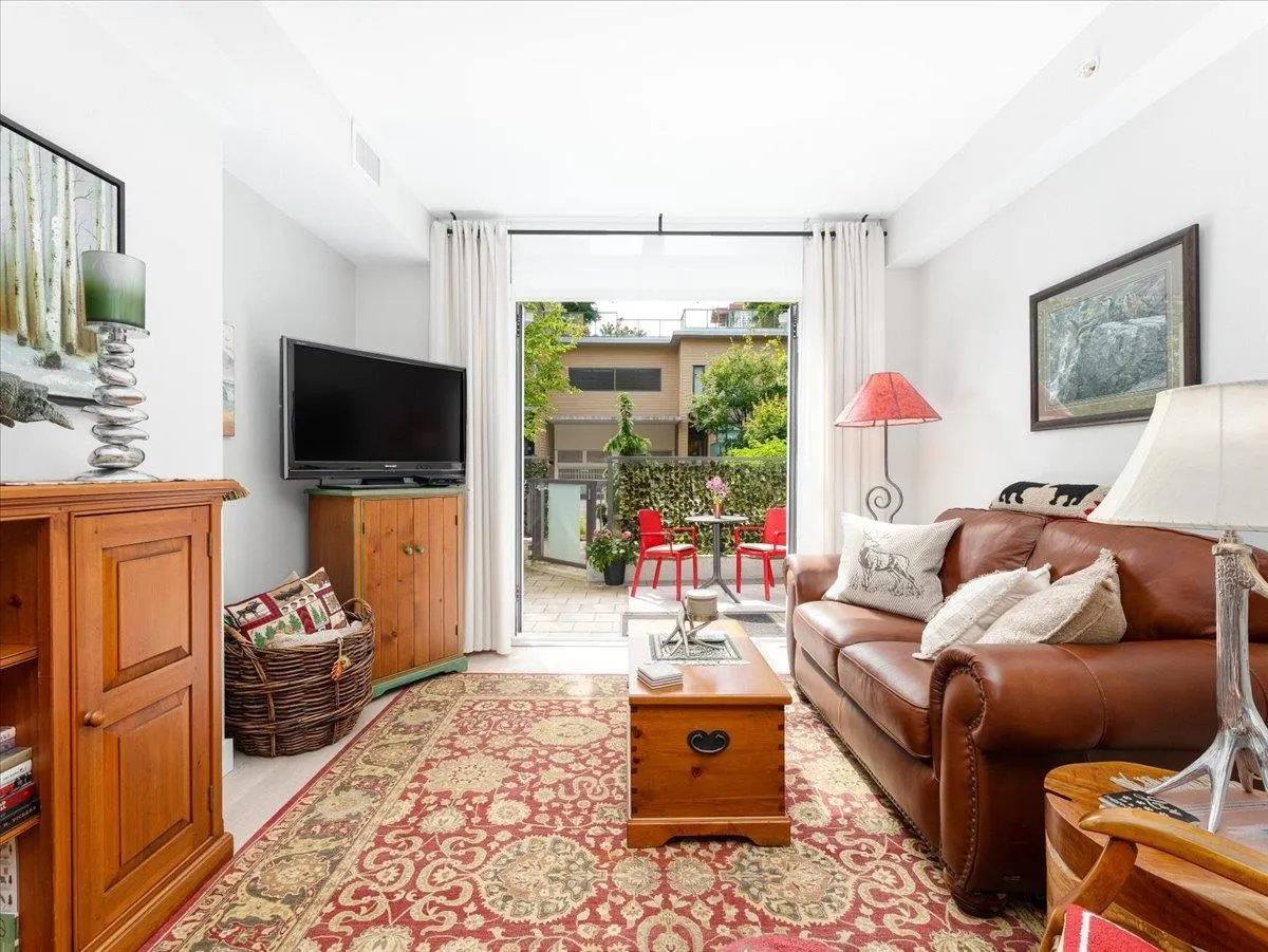 101 2738 Library Lane