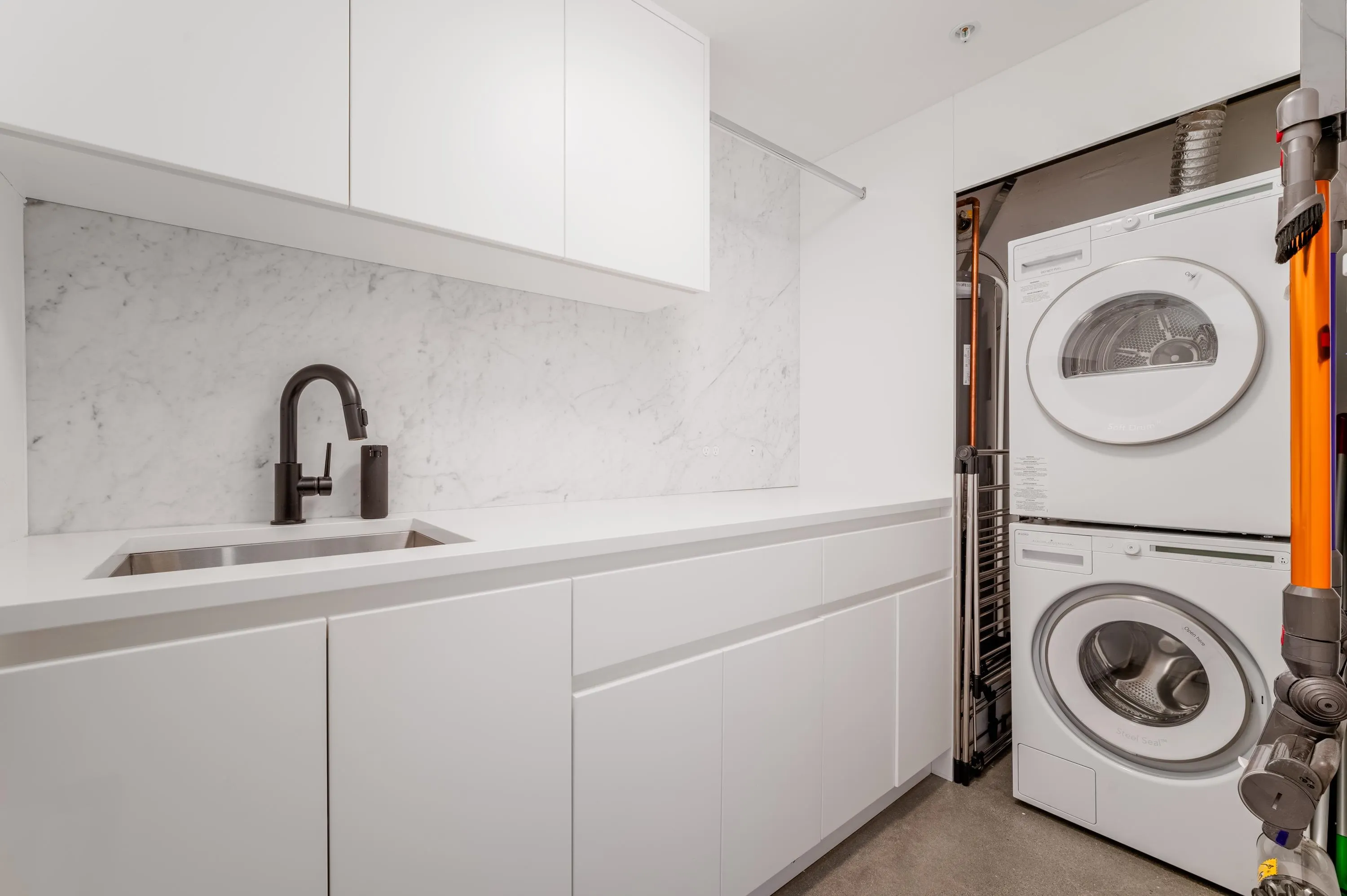 401 4387 W 10th Avenue