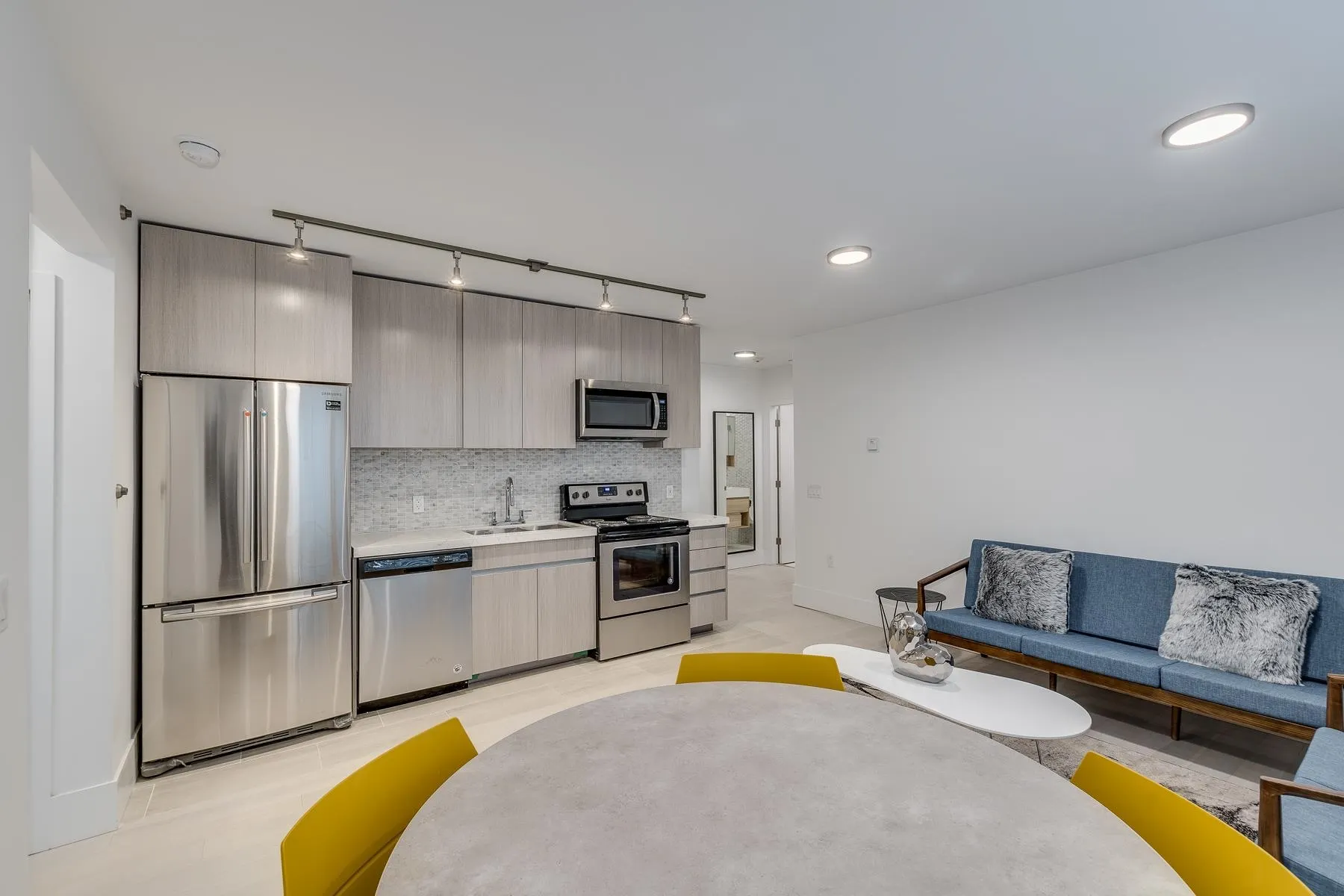 102-PROMO 1425 Haro Street