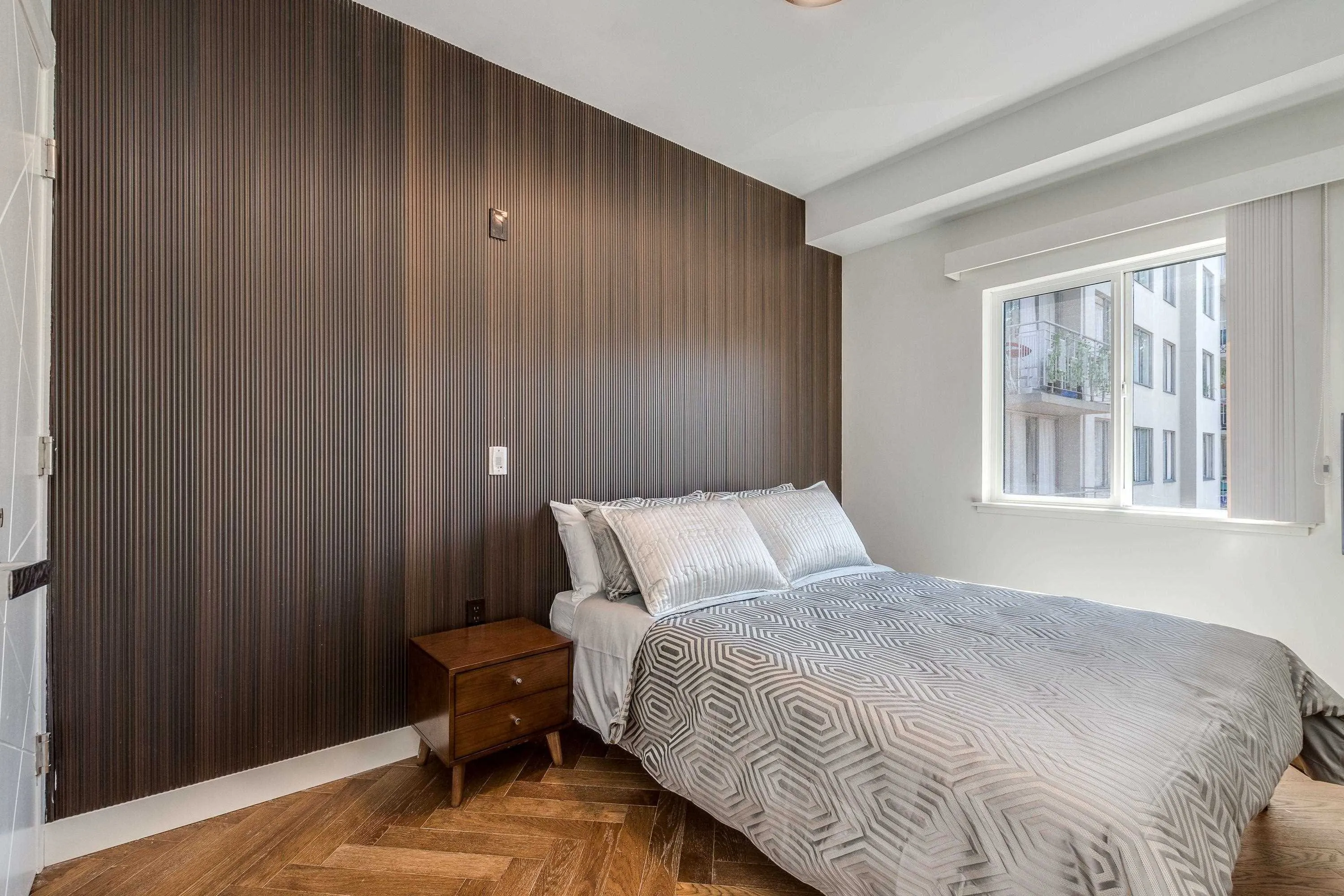 207 - PROMO 1168 Pendrell Street