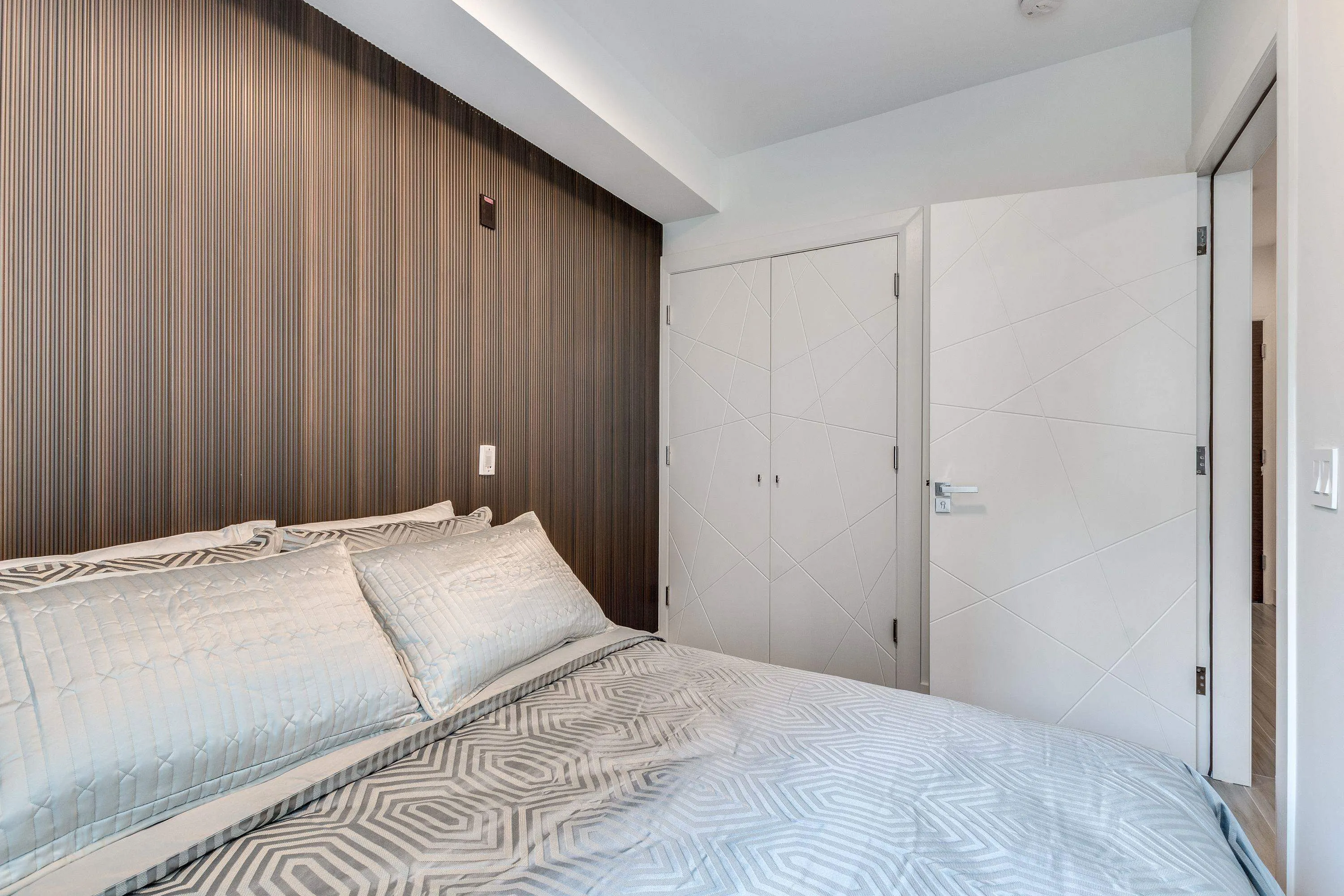 303 - PROMO 1168 Pendrell Street