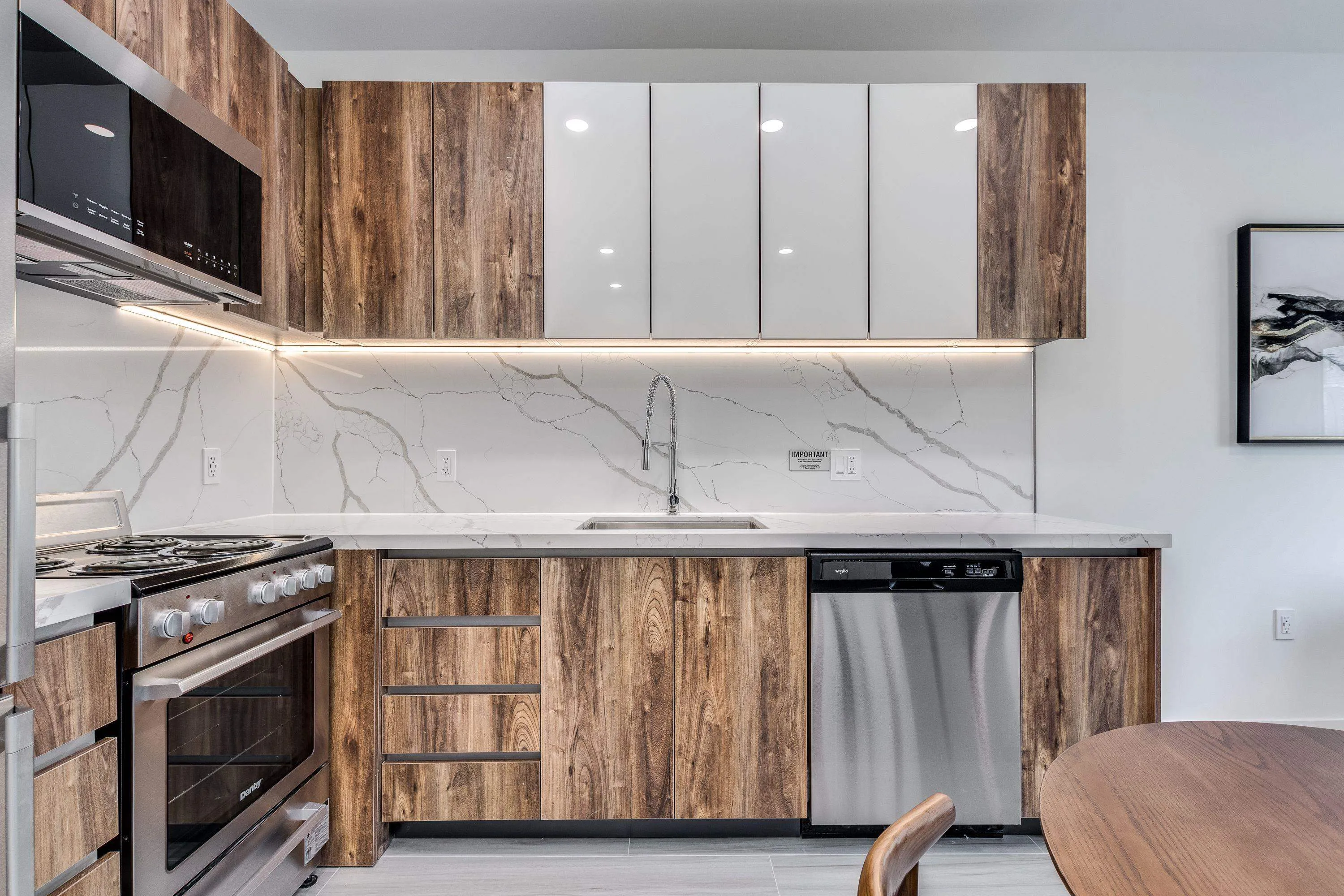 303 - PROMO 1168 Pendrell Street