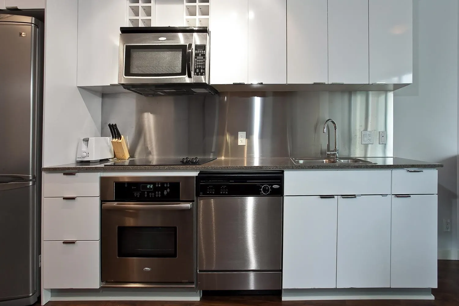 508 - PROMO 233 Robson Street