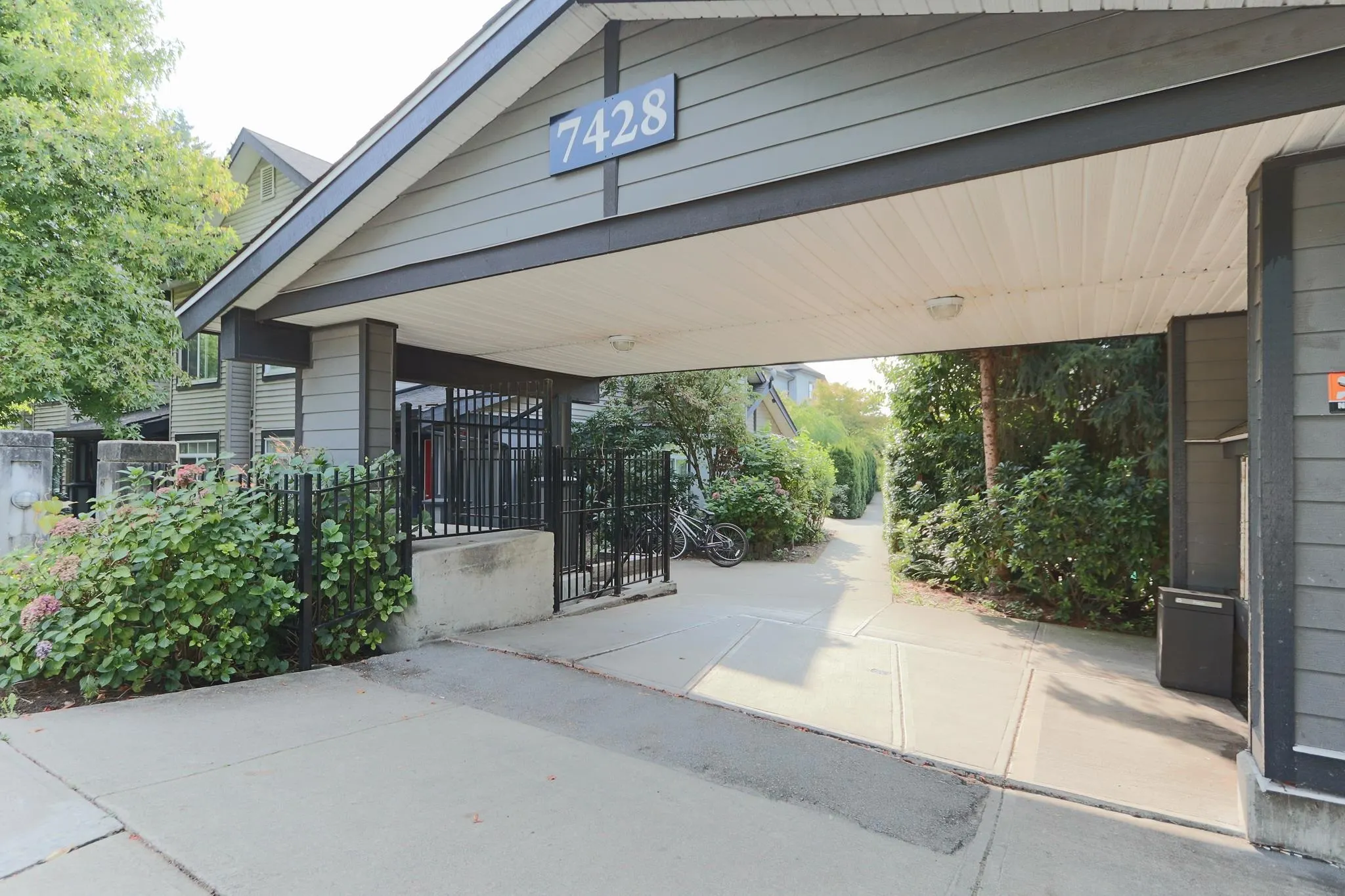 68 7428 14 Avenue