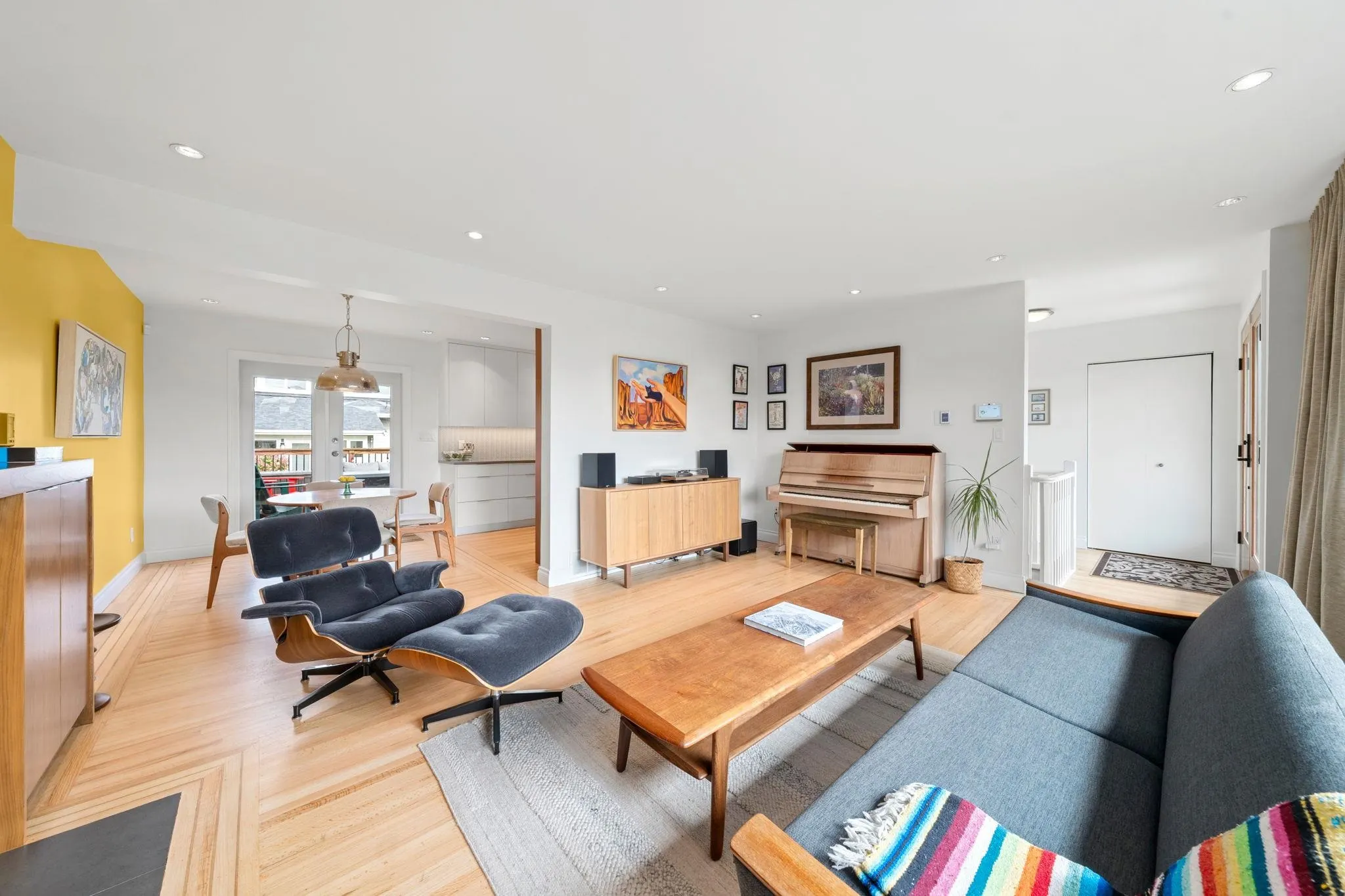 728 E 6th Street