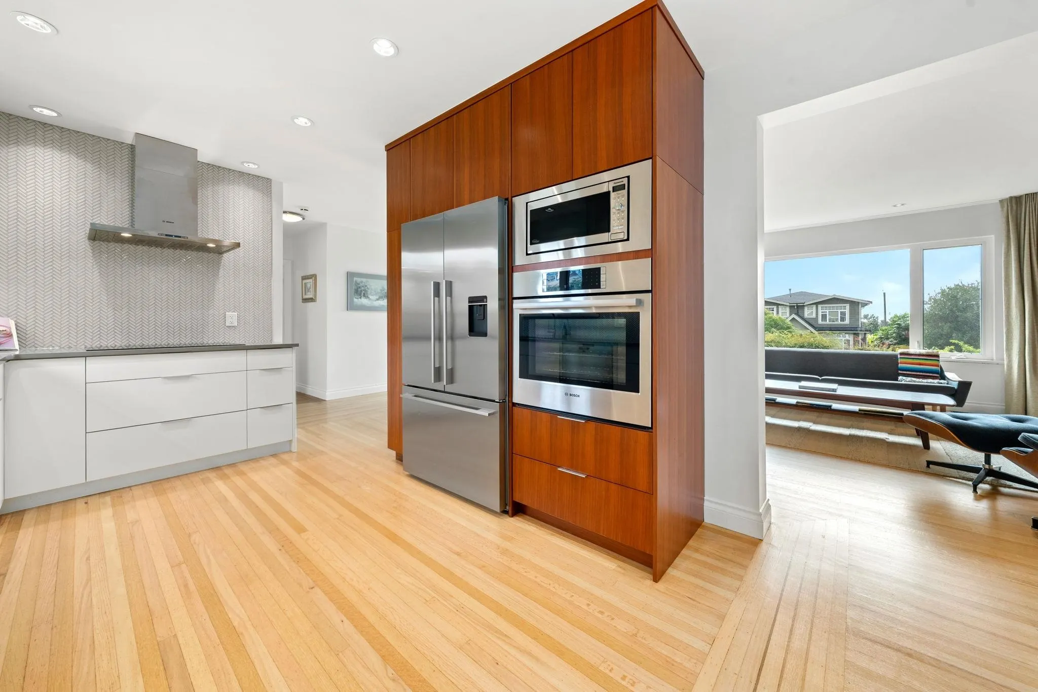 728 E 6th Street