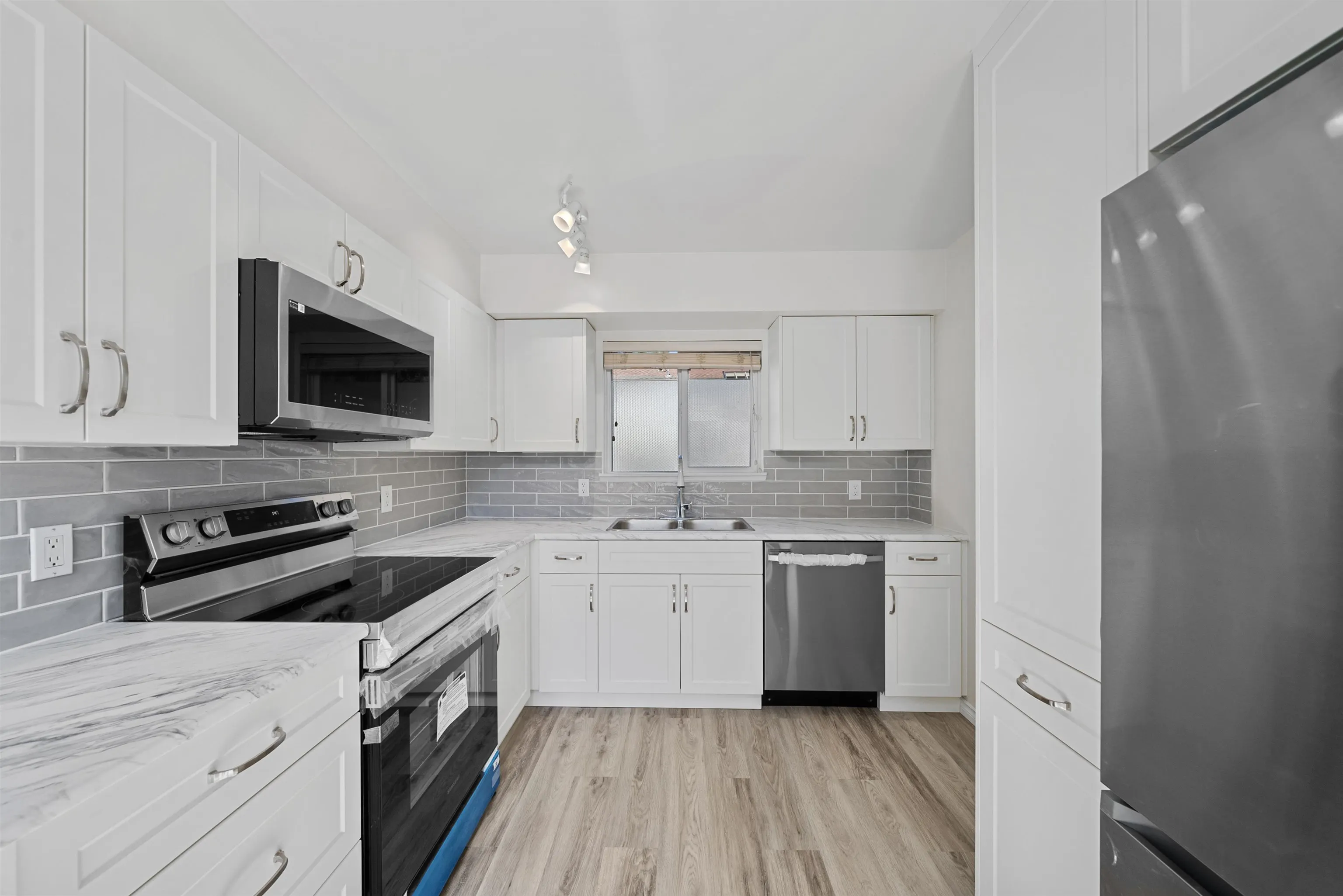 6061 E Greenside Drive