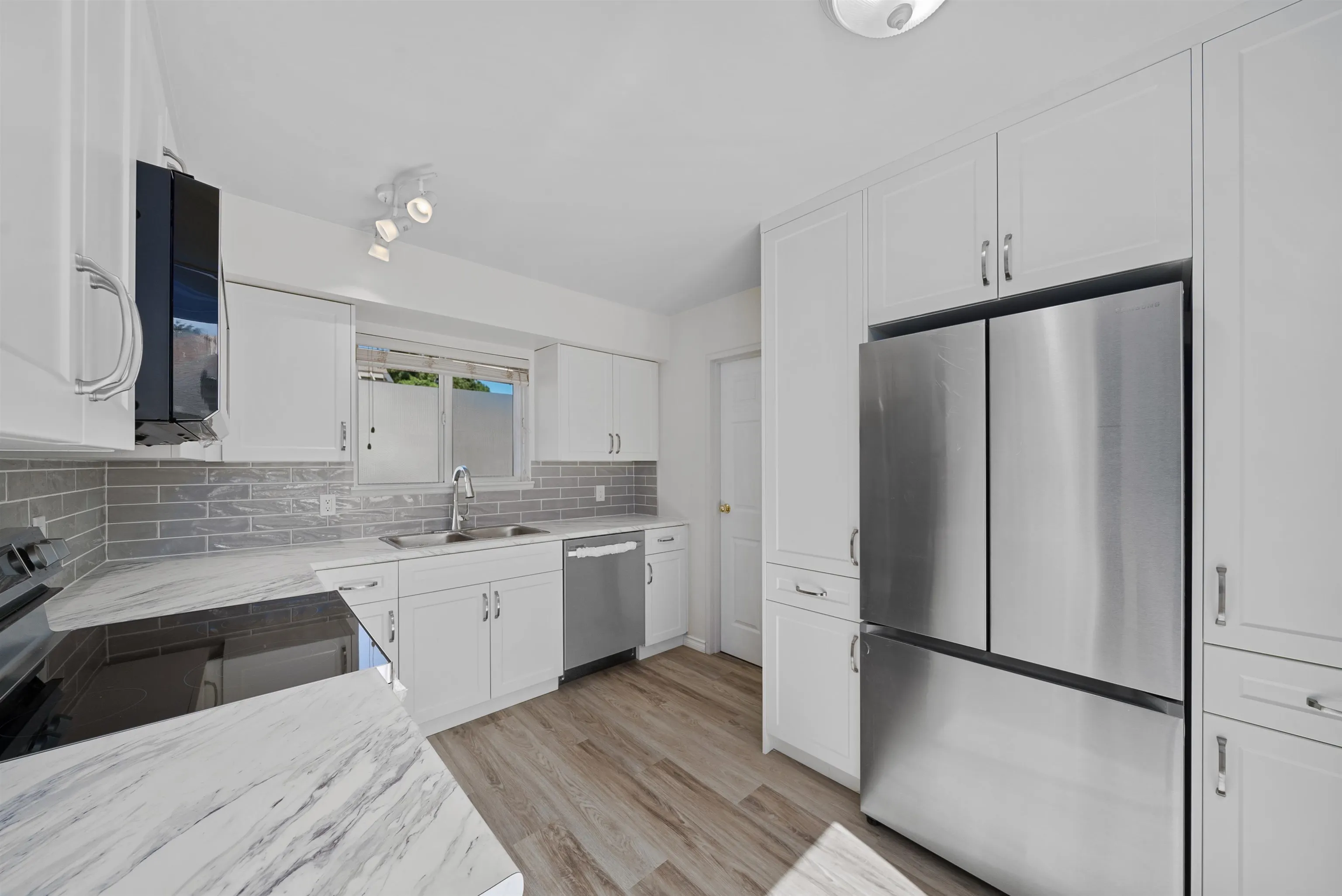 6061 E Greenside Drive