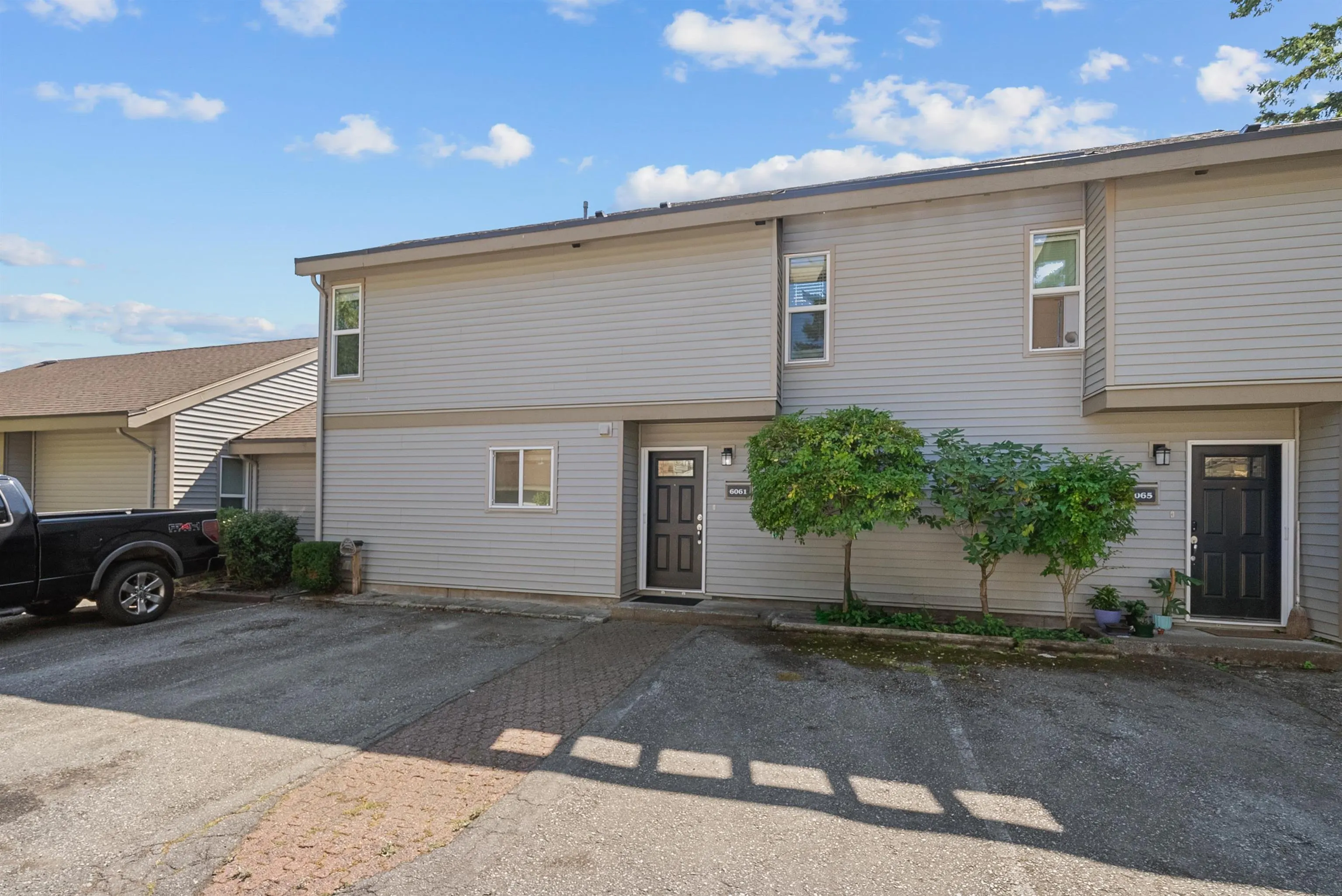 6061 E Greenside Drive