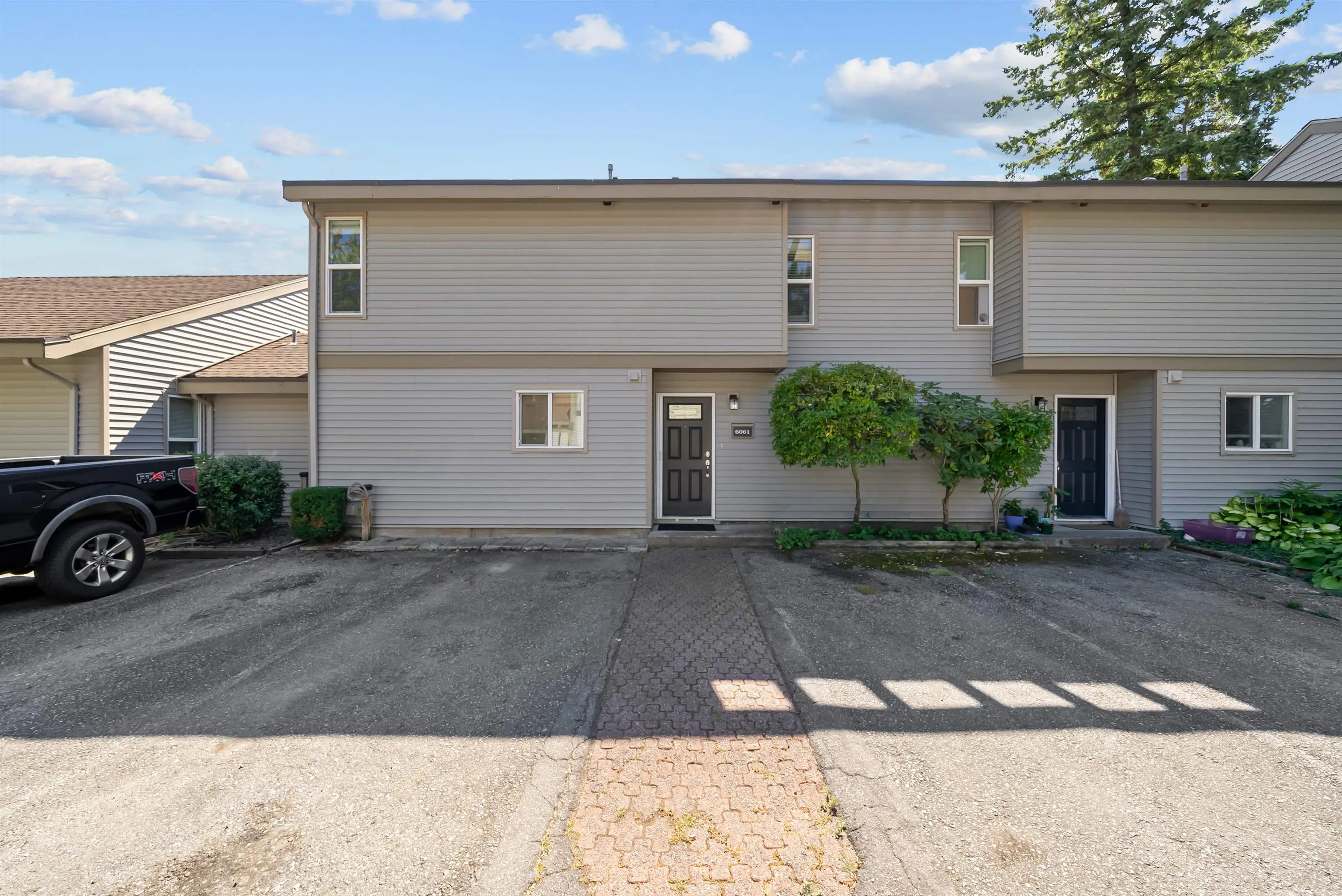6061 E Greenside Drive