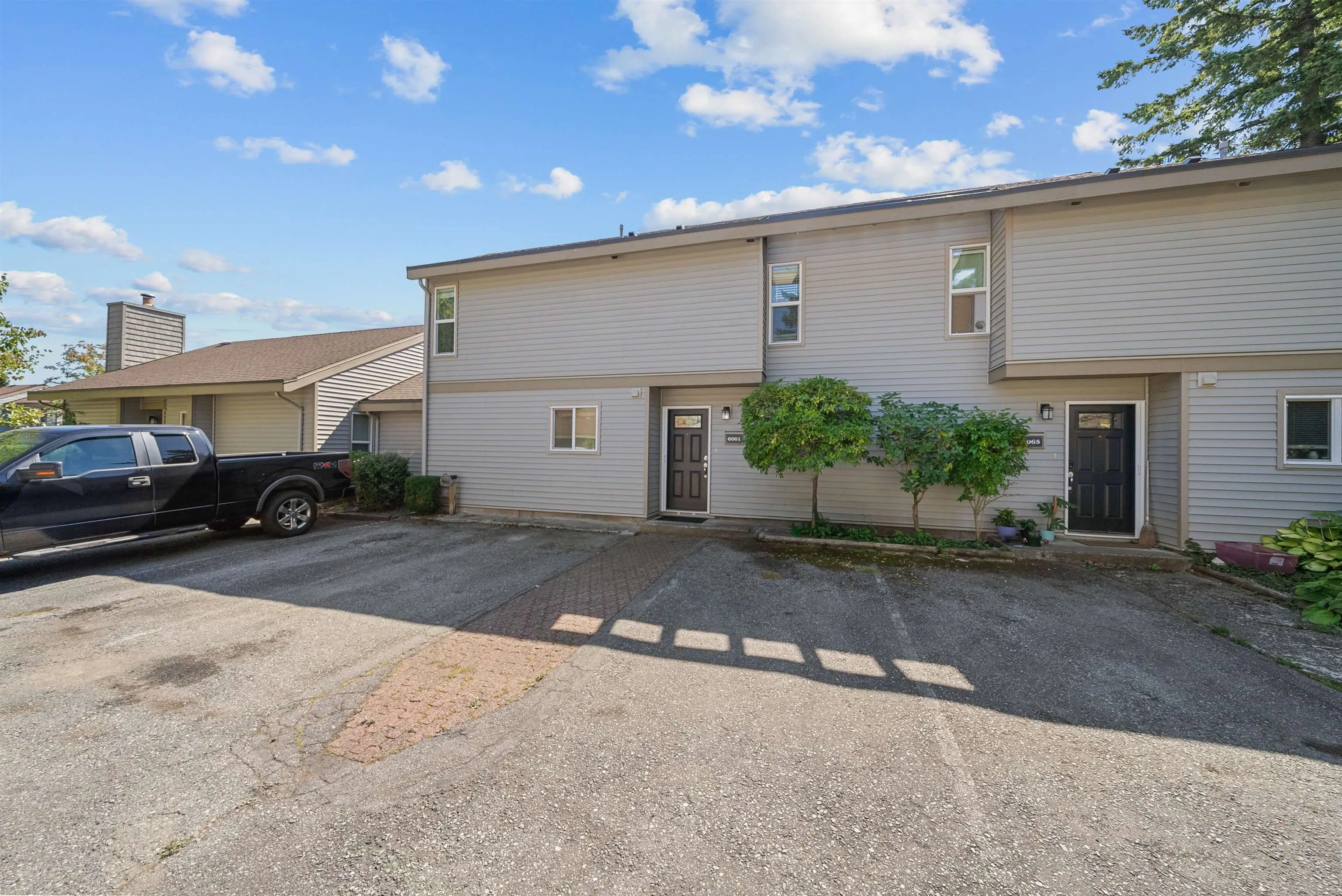 6061 E Greenside Drive