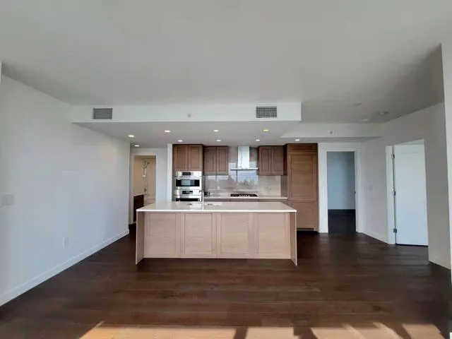190X 5629 Birney Ave