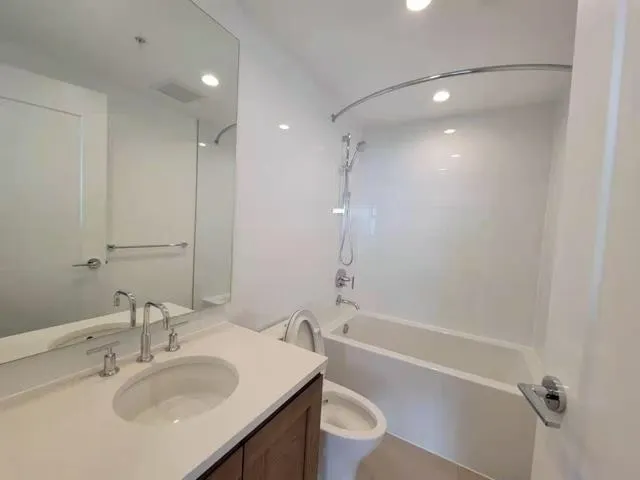 190X 5629 Birney Ave