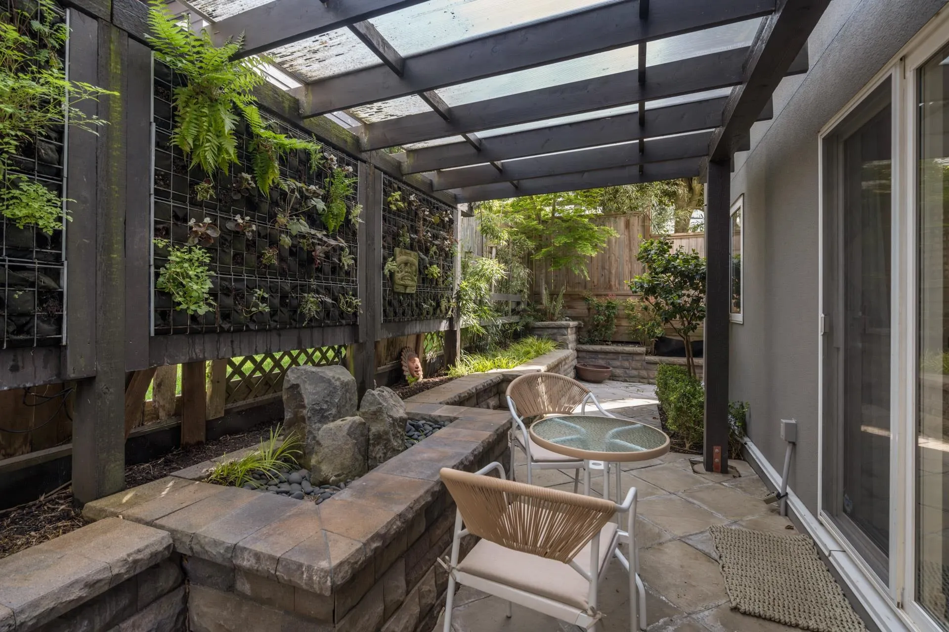 15145 Victoria Avenue