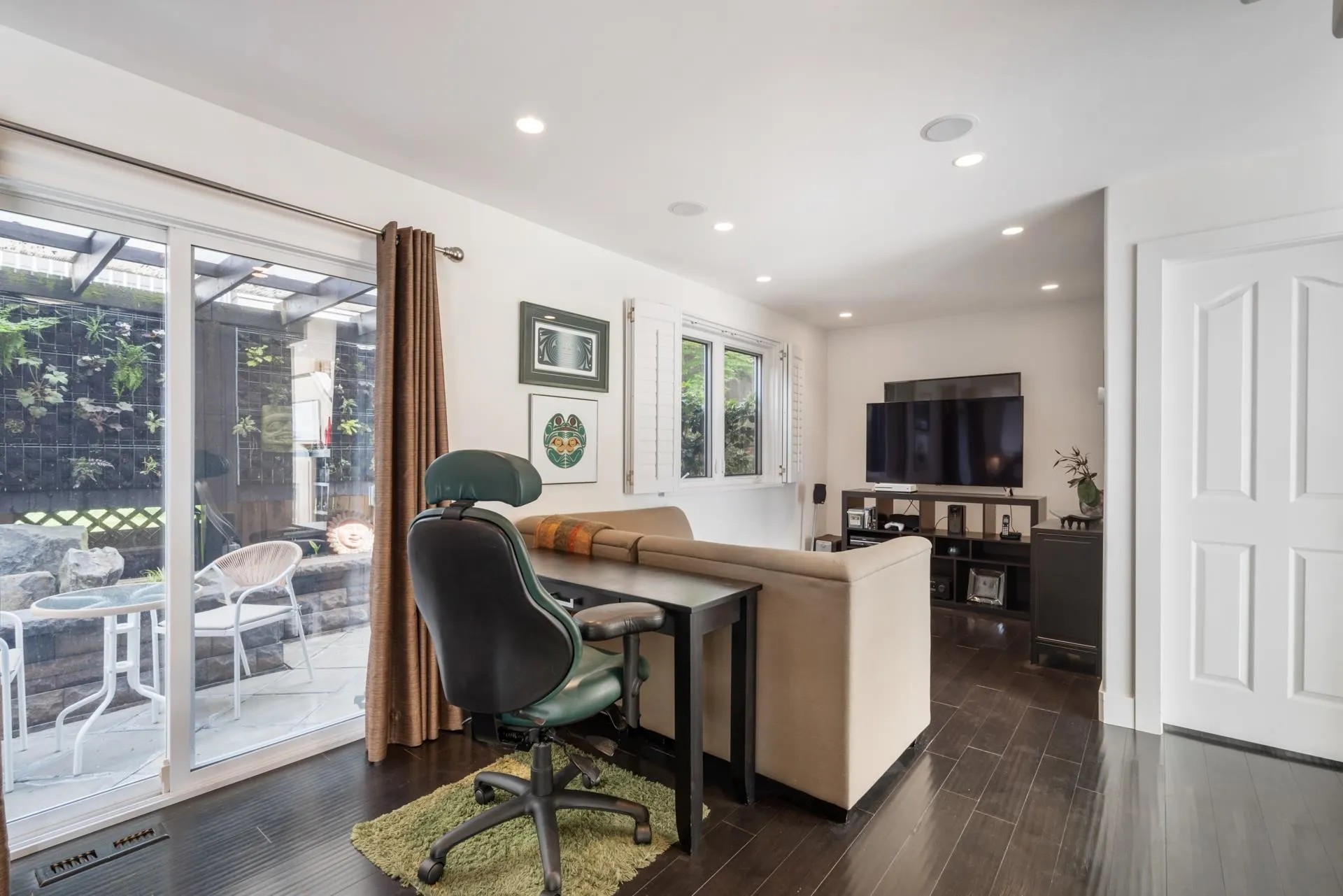 15145 Victoria Avenue