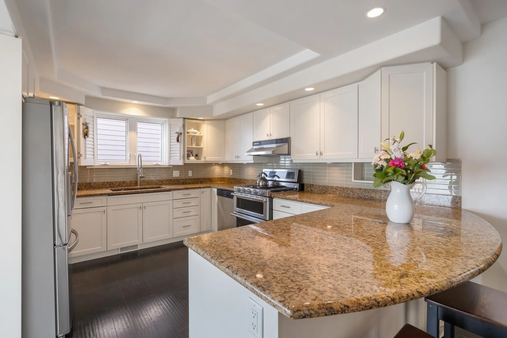 15145 Victoria Avenue