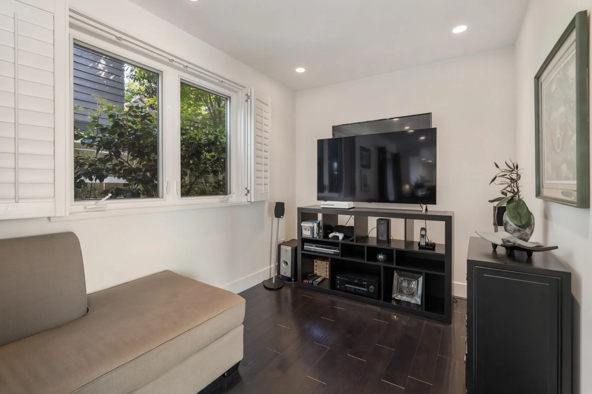 15145 Victoria Avenue