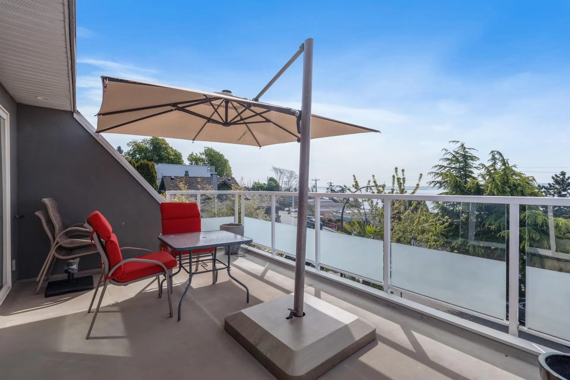 15145 Victoria Avenue