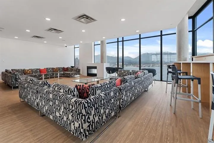 2102 108 W Cordova Street