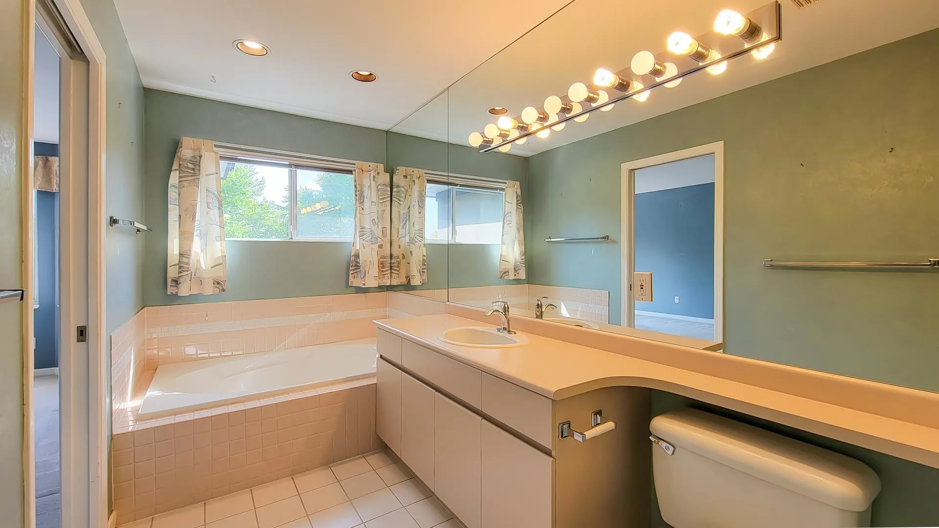 8 2990 Panorama Drive