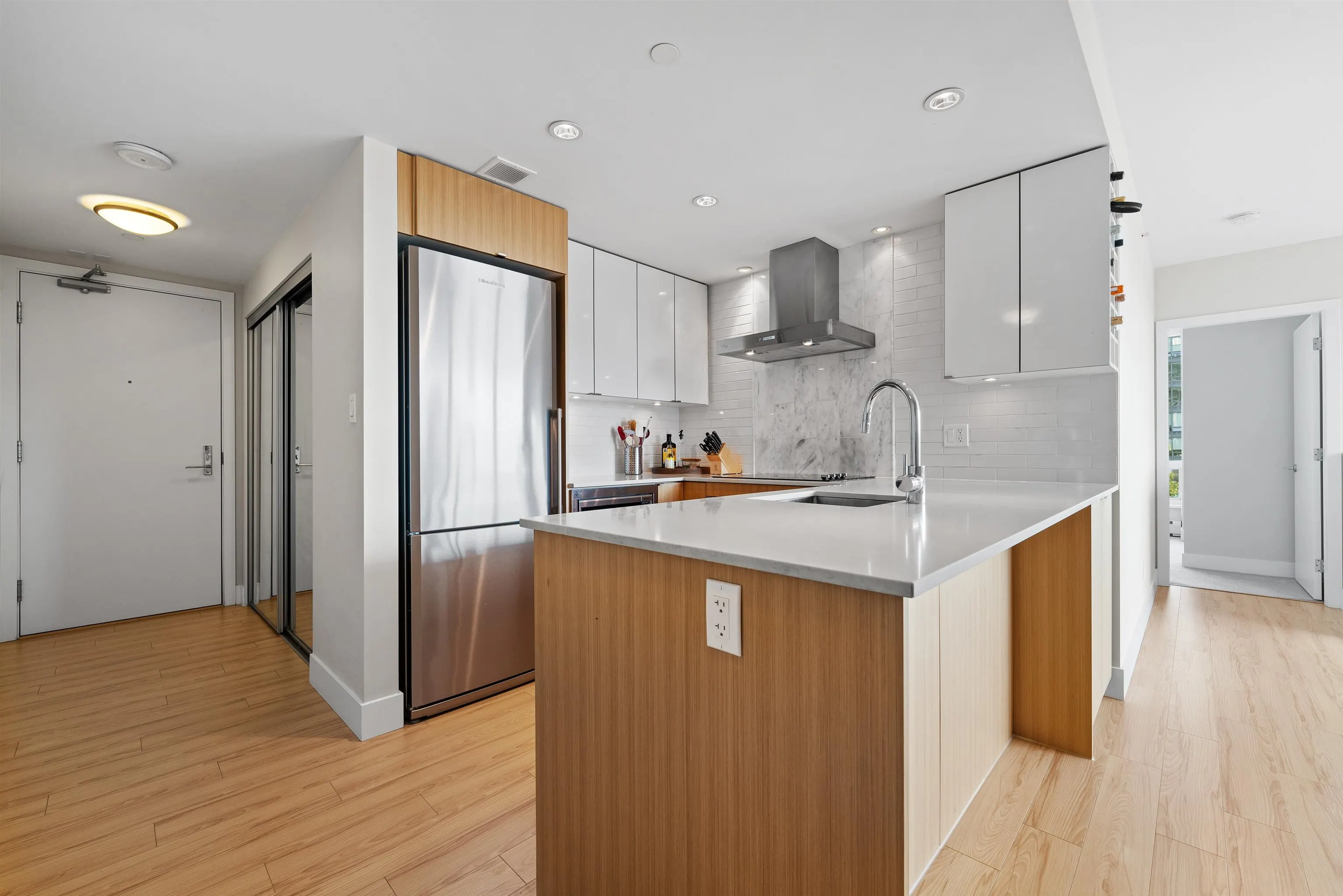 907 159 W 2nd Avenue