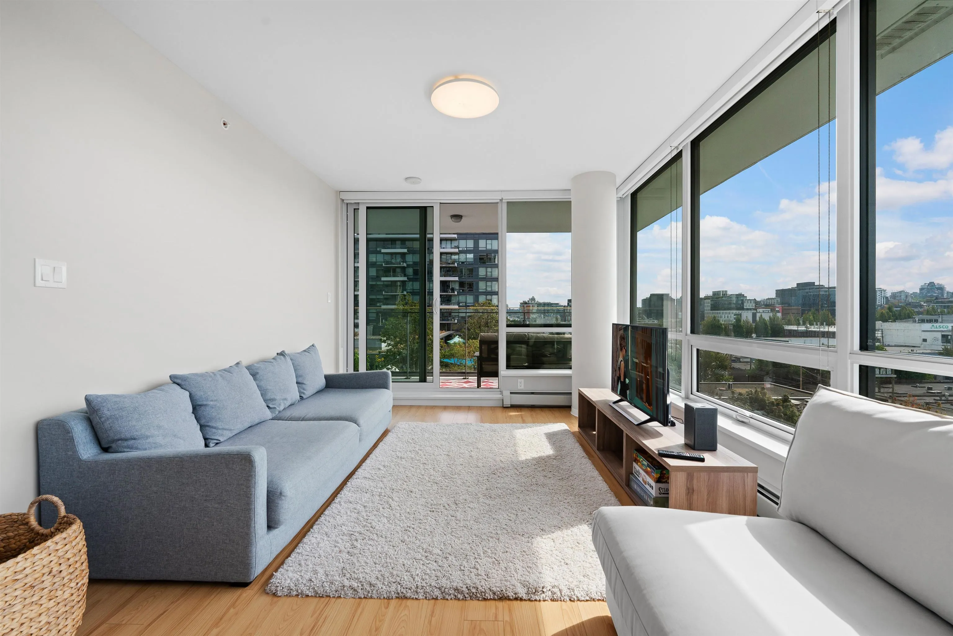 907 159 W 2nd Avenue