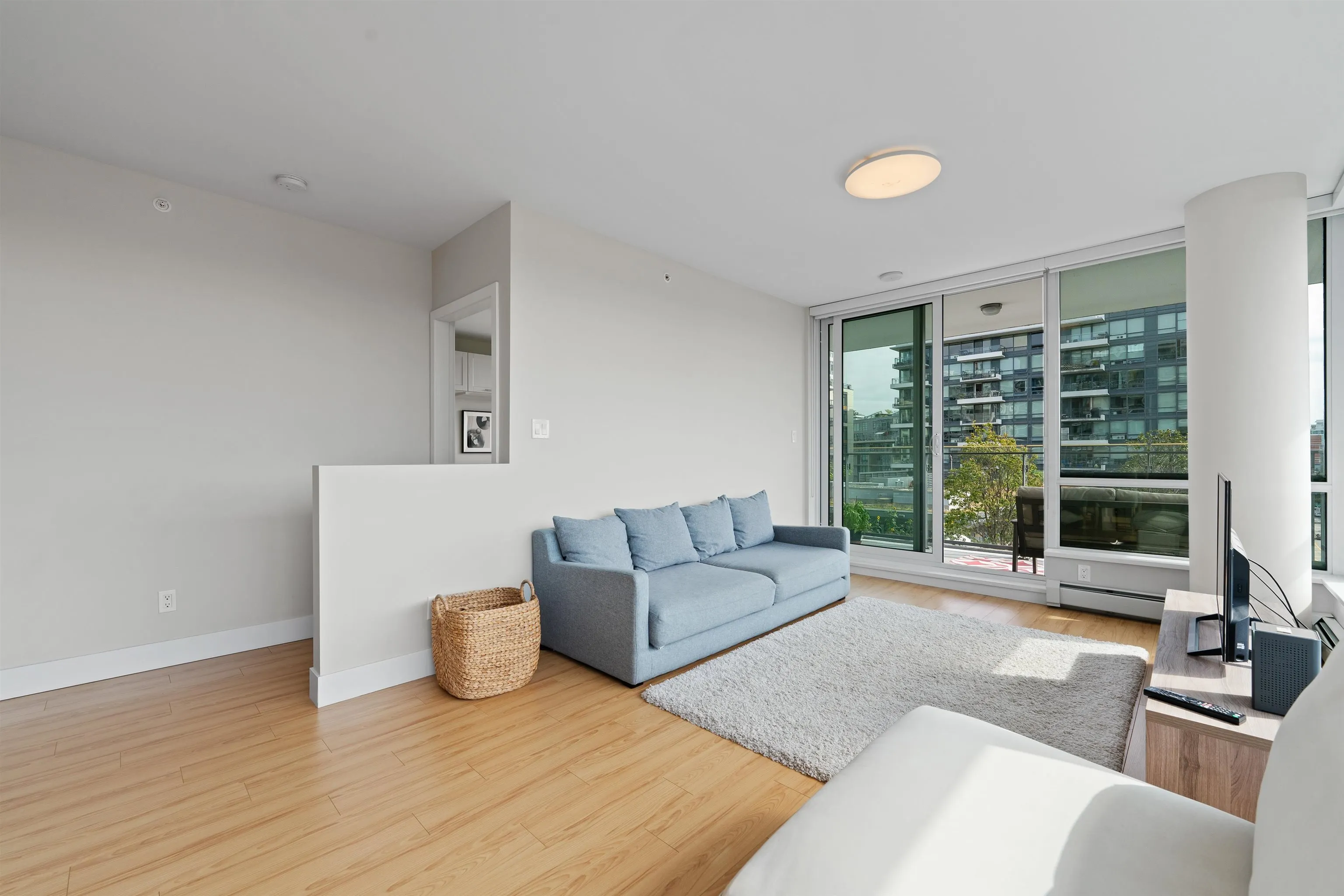 907 159 W 2nd Avenue