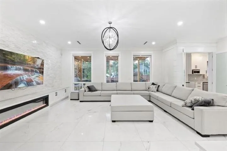 18065 58a Avenue