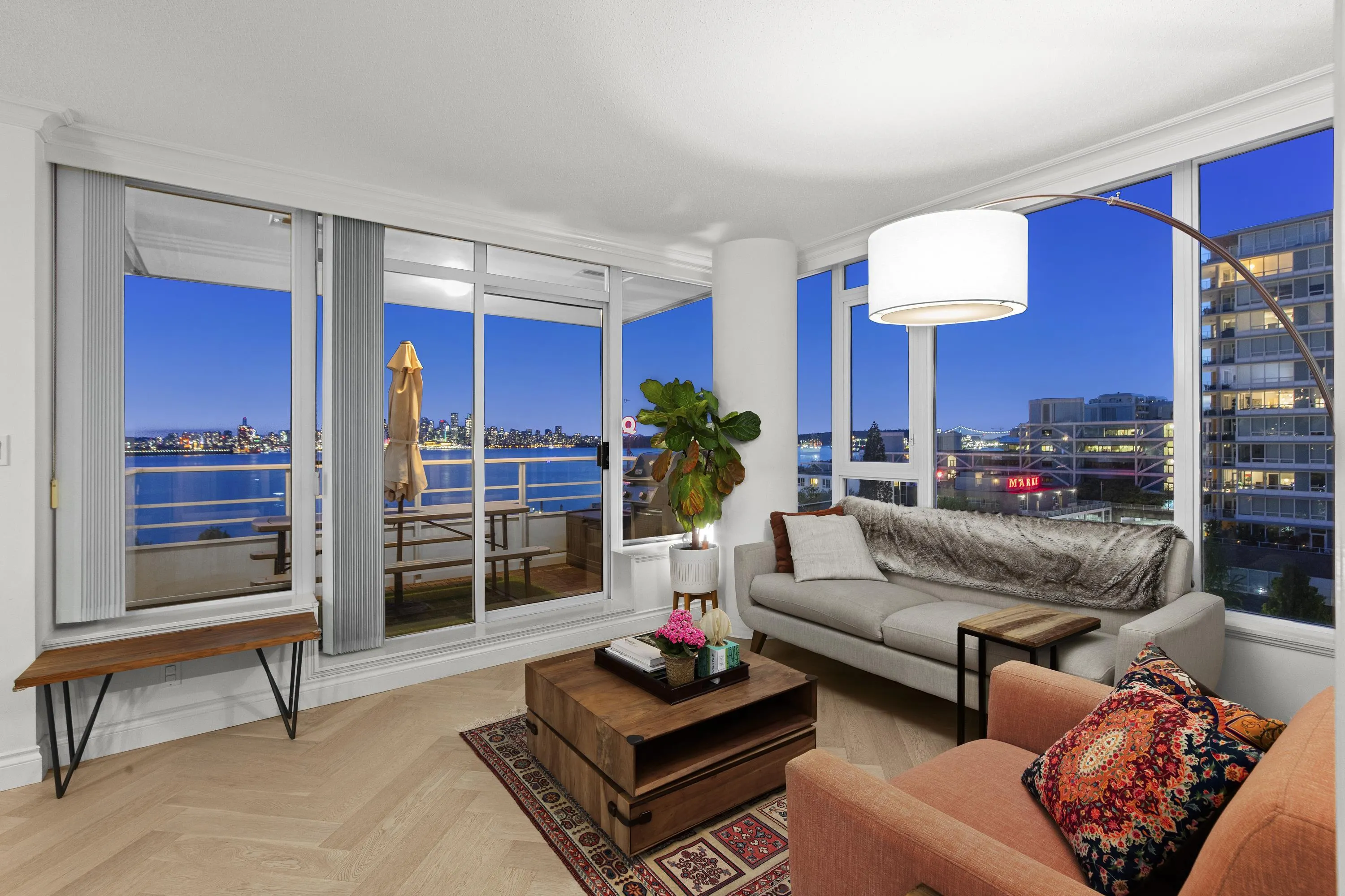 602 133 E Esplanade