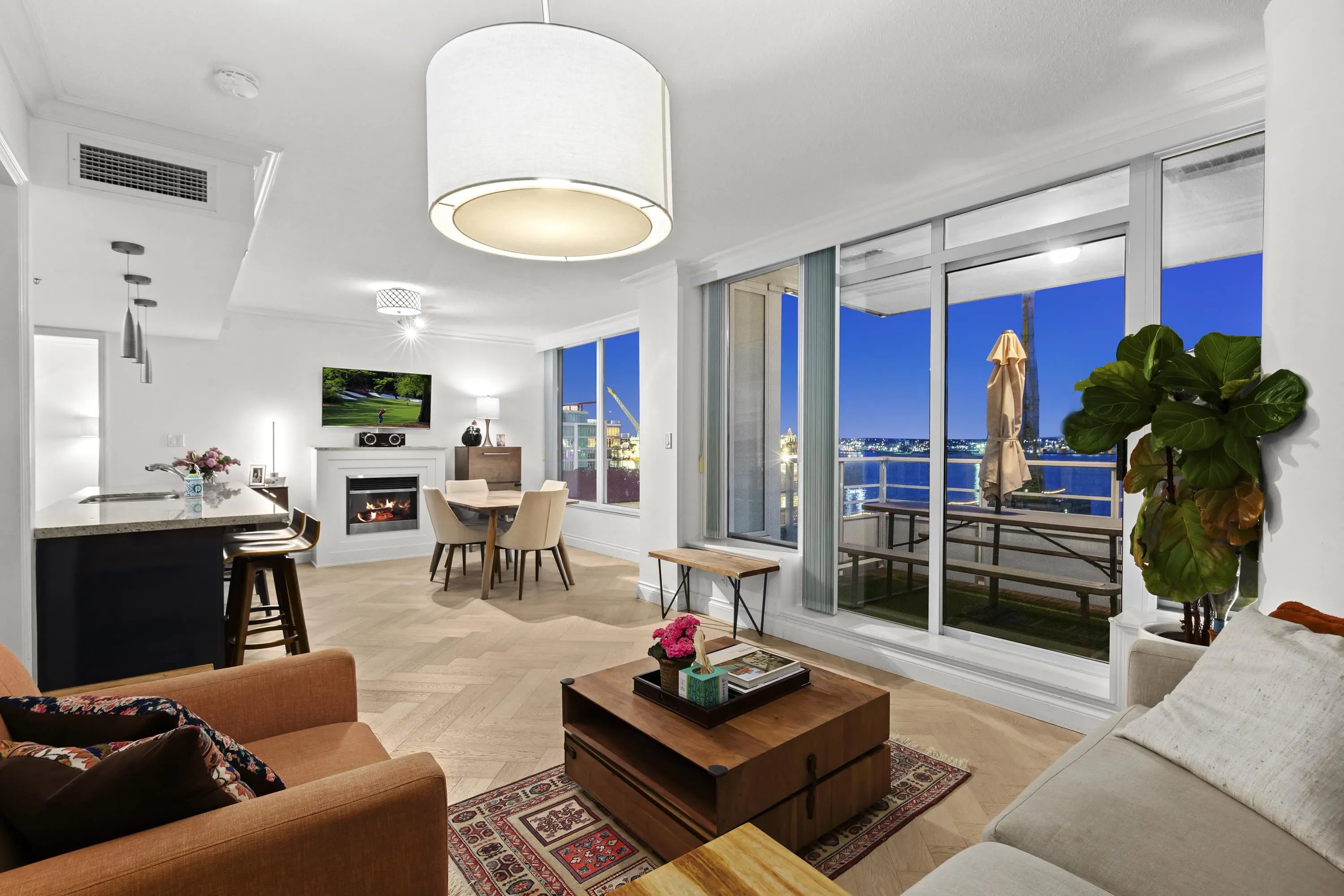 602 133 E Esplanade