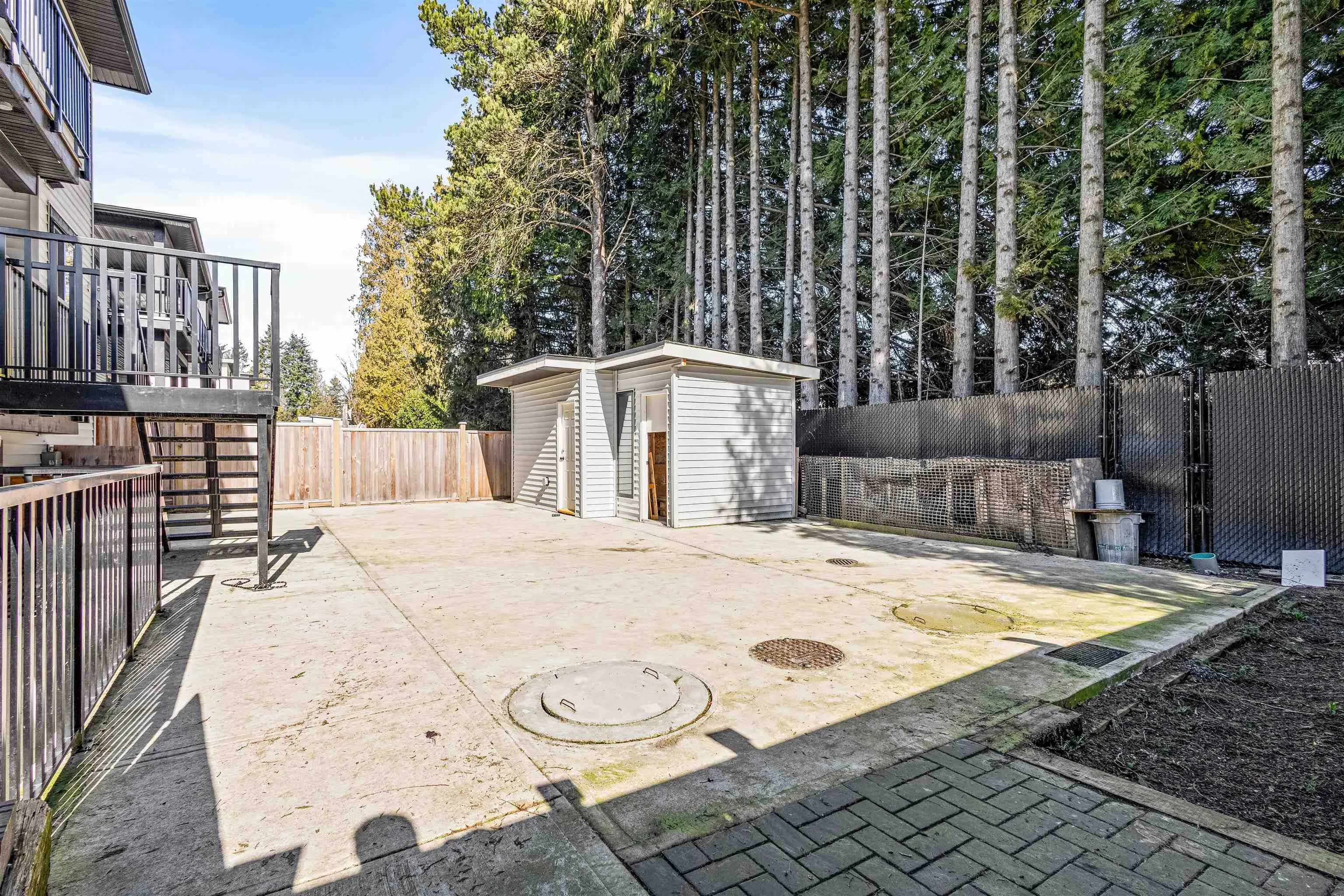 2128 Oakridge Crescent