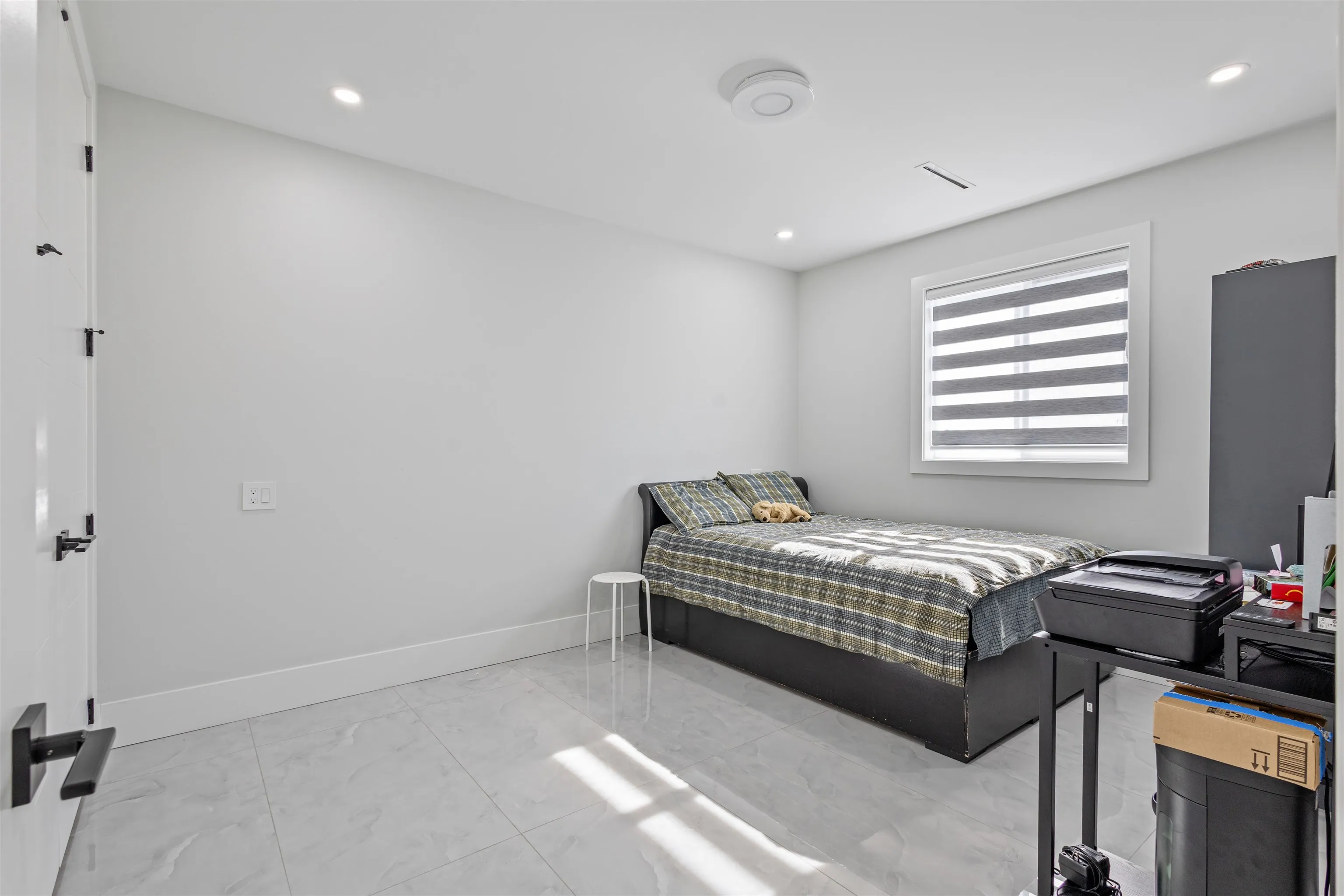 2128 Oakridge Crescent