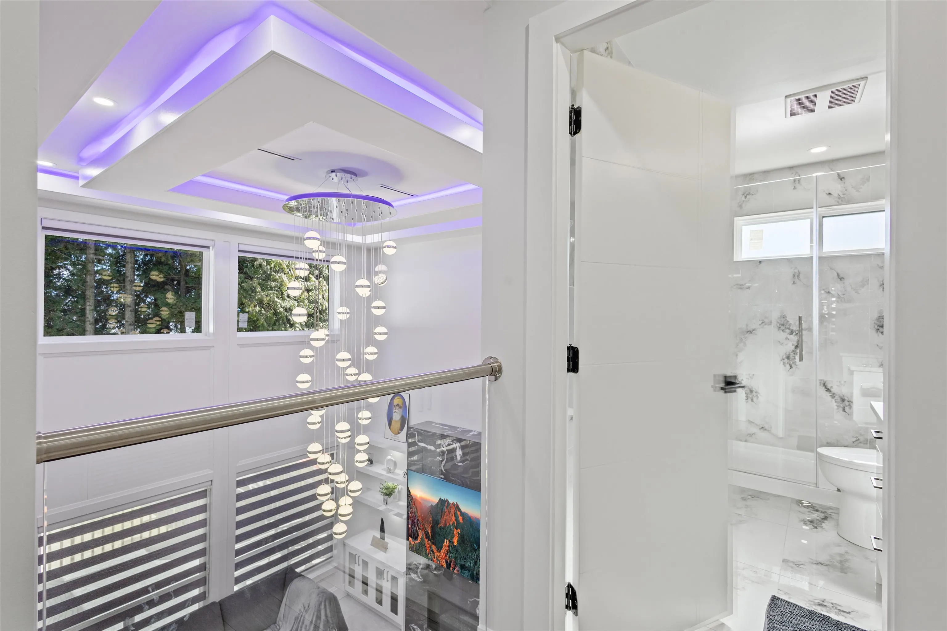 2128 Oakridge Crescent