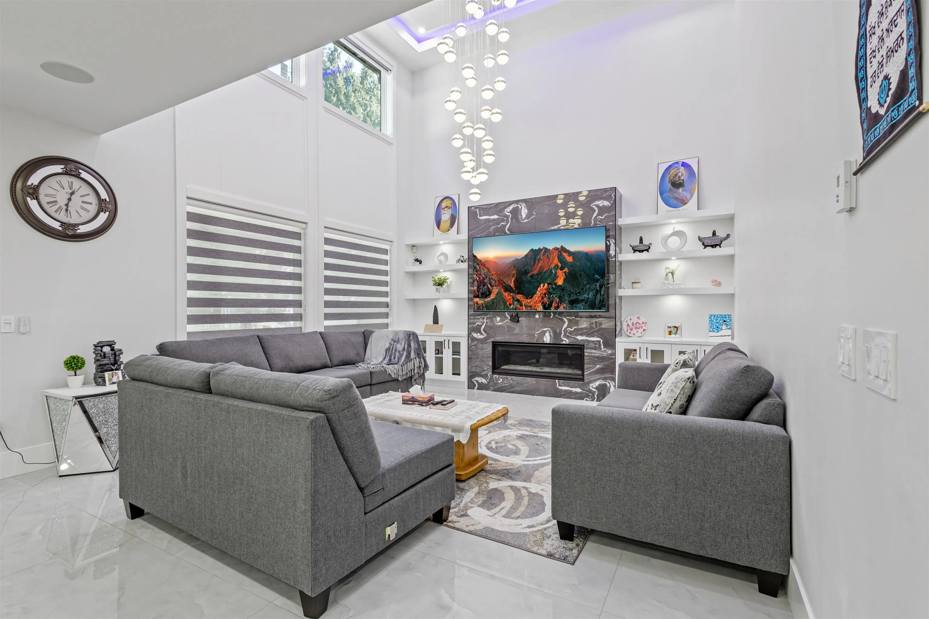2128 Oakridge Crescent