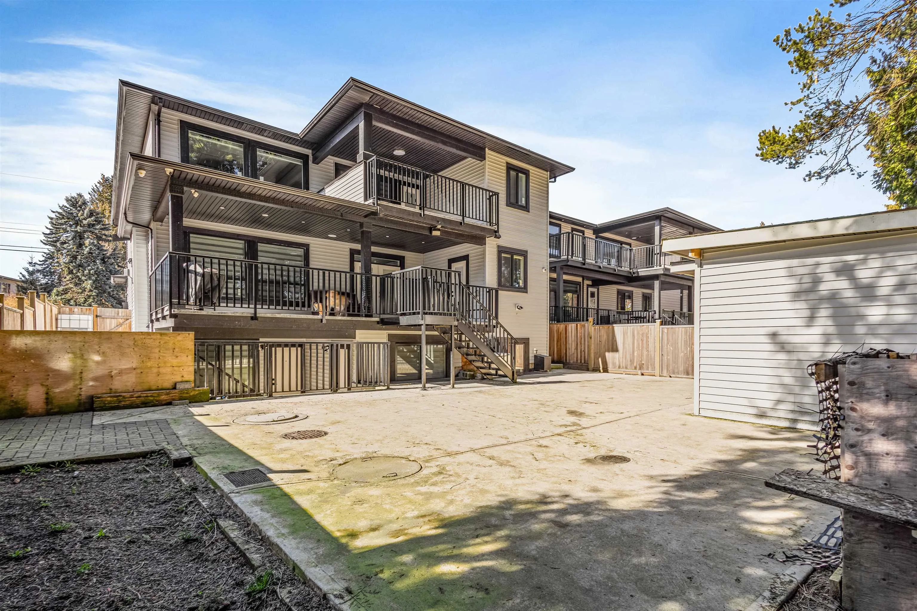 2128 Oakridge Crescent
